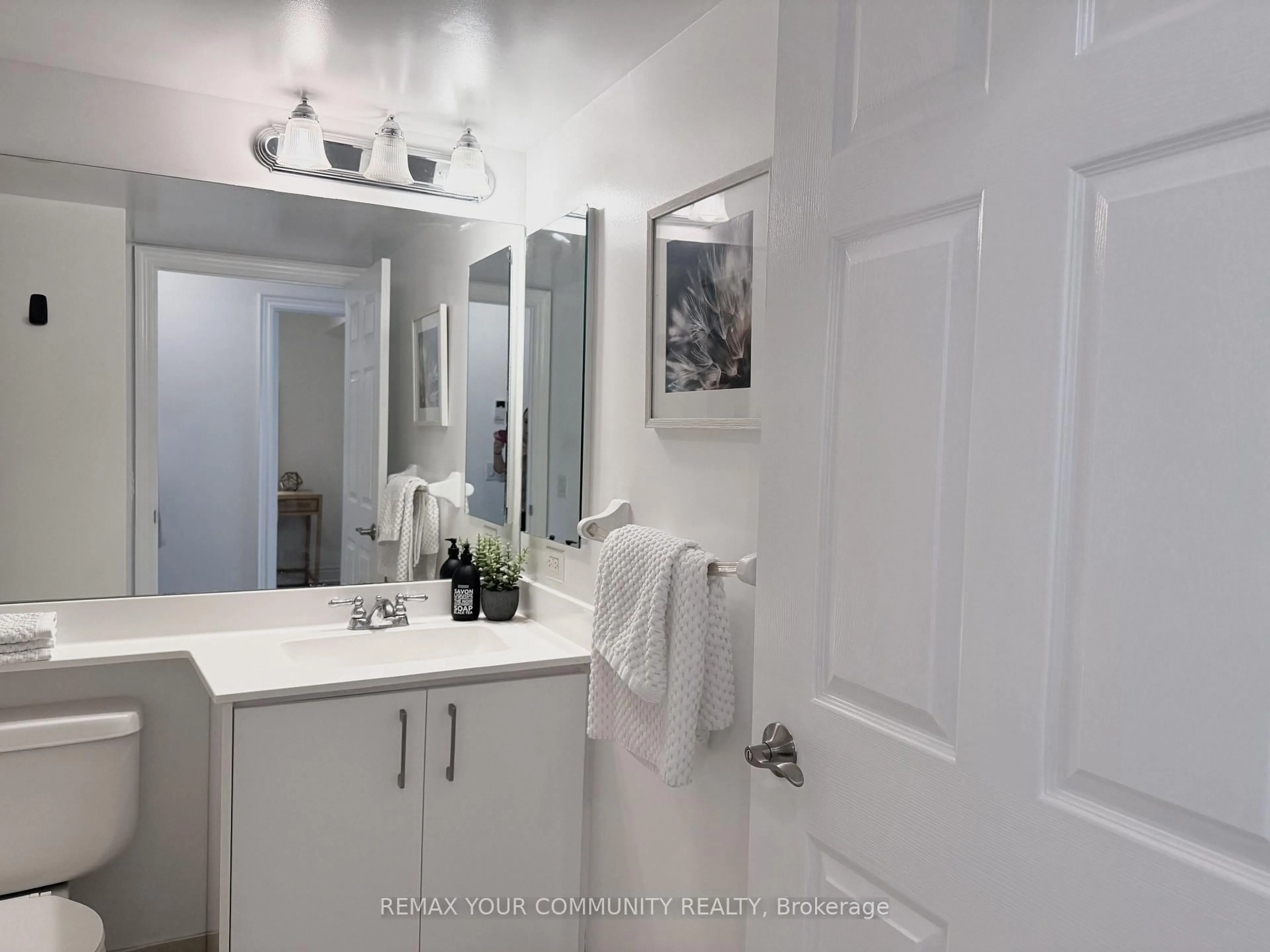 Contemporary bathroom, ceramic/tile floor for 25 Greenview Ave #622, Toronto Ontario M2M 0A5