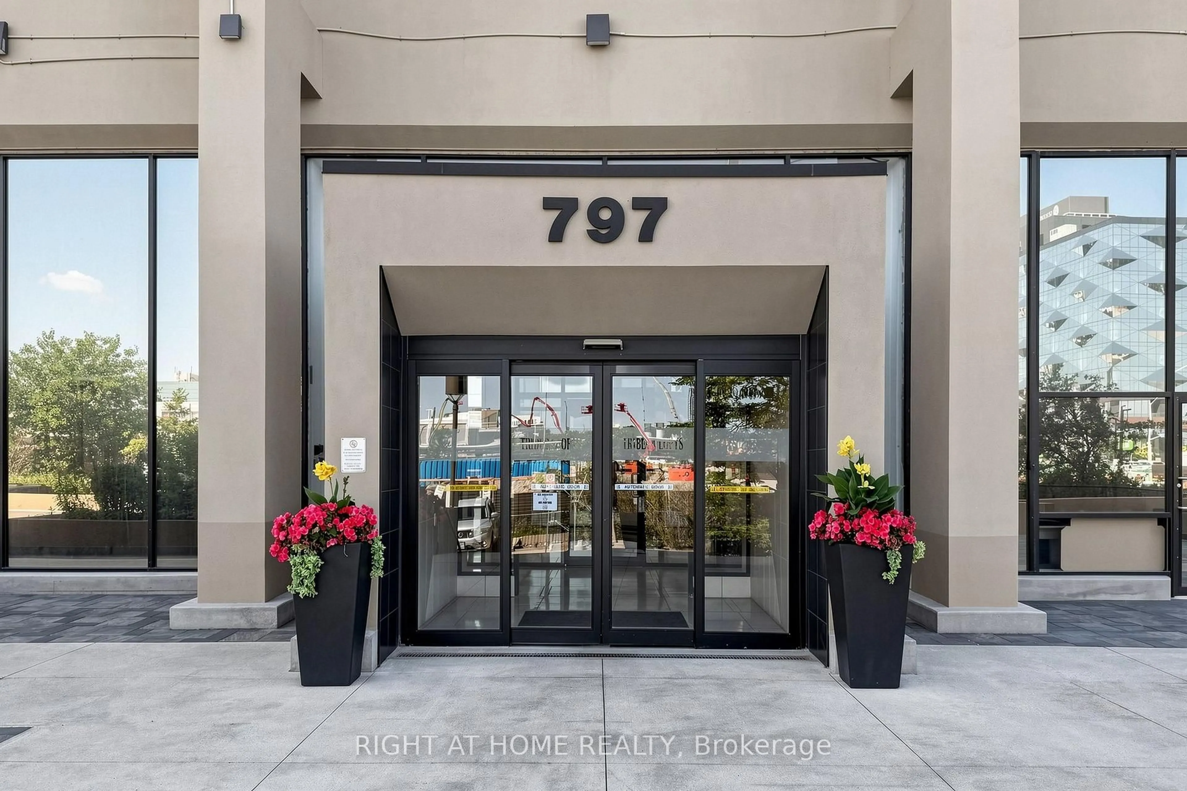 Indoor foyer for 797 Don Mills Rd #1104, Toronto Ontario M3C 1V2