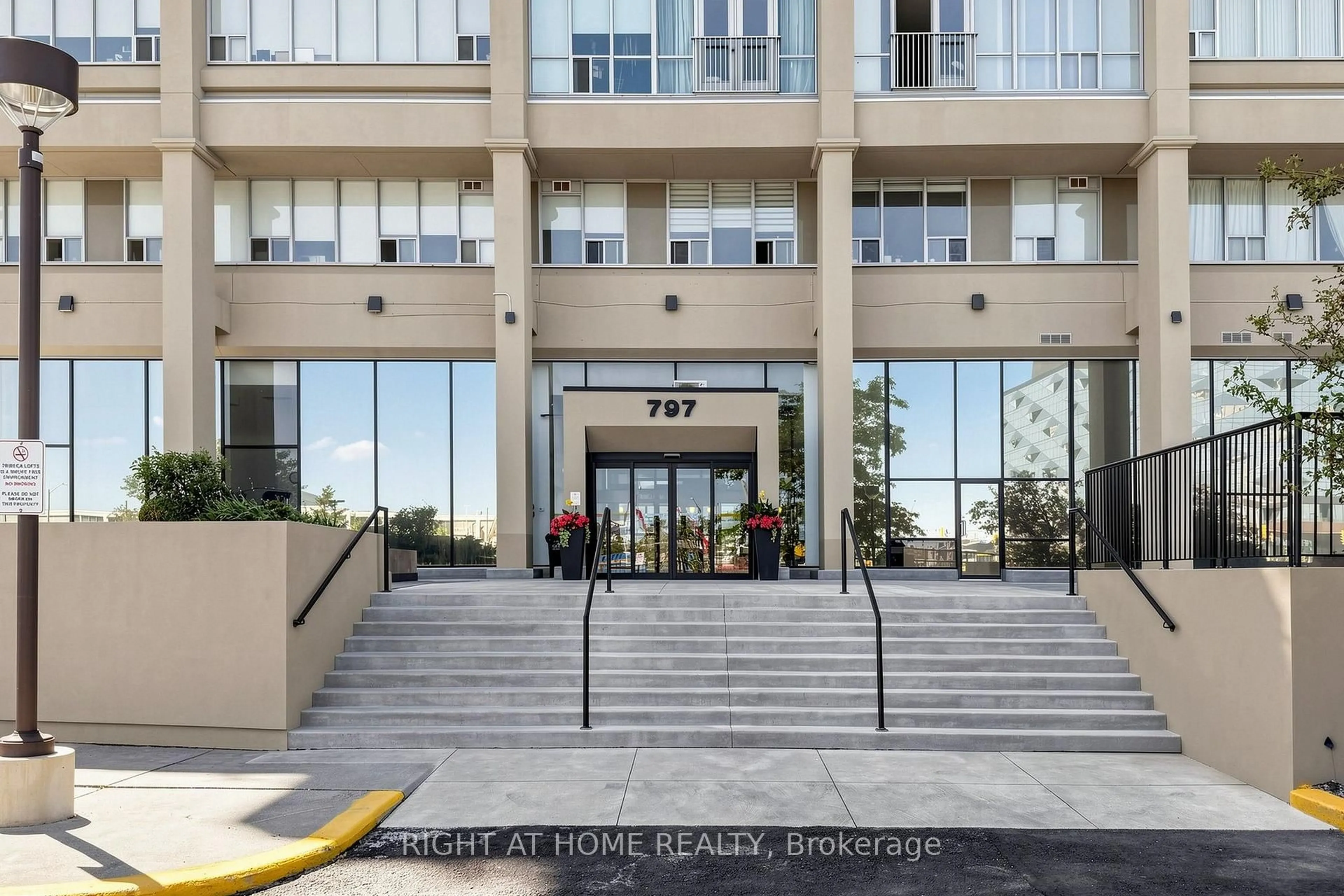 Indoor foyer for 797 Don Mills Rd #1104, Toronto Ontario M3C 1V2