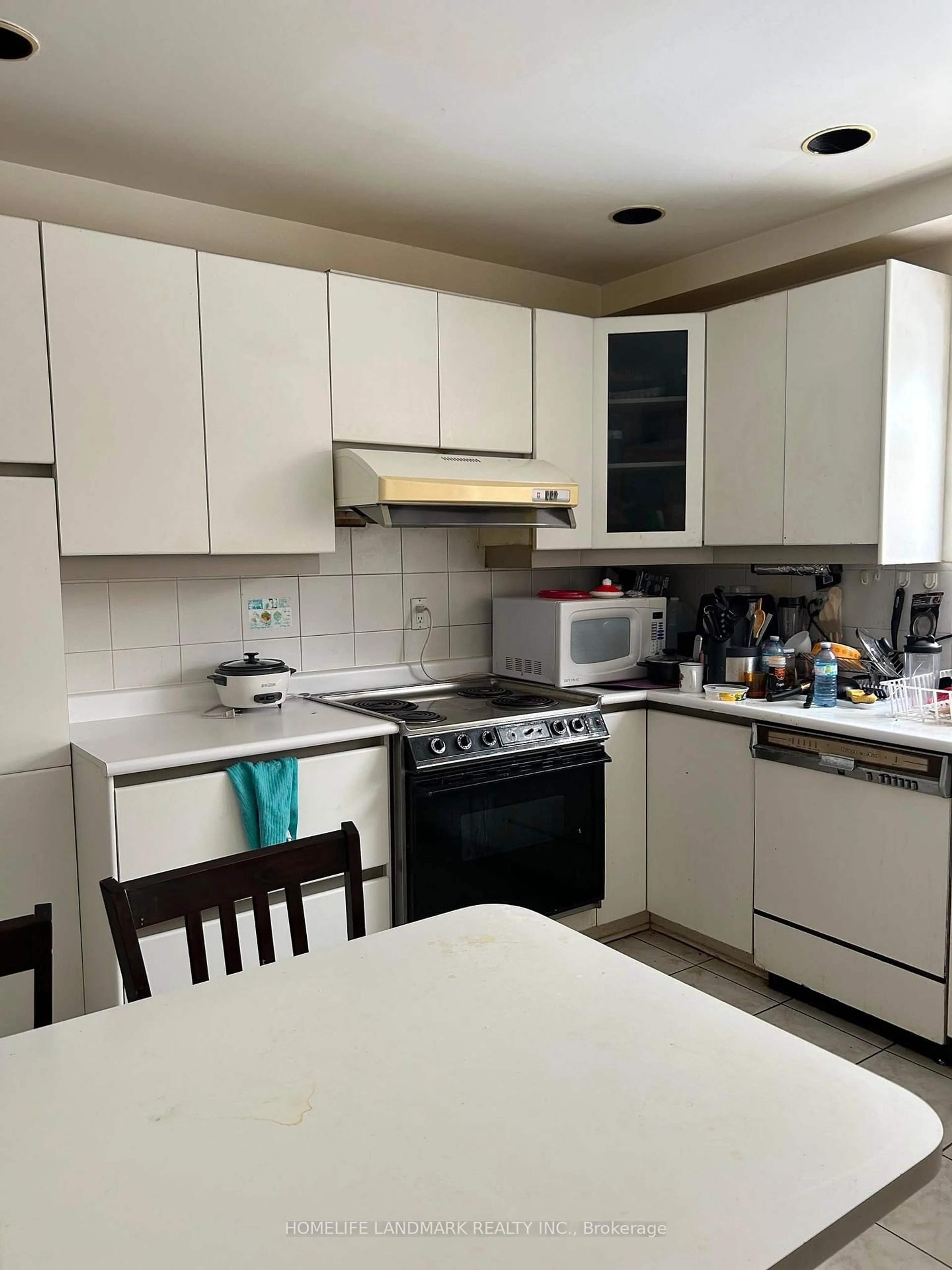 Standard kitchen, unknown for 105 Whitehorn Cres, Toronto Ontario M2J 3B1