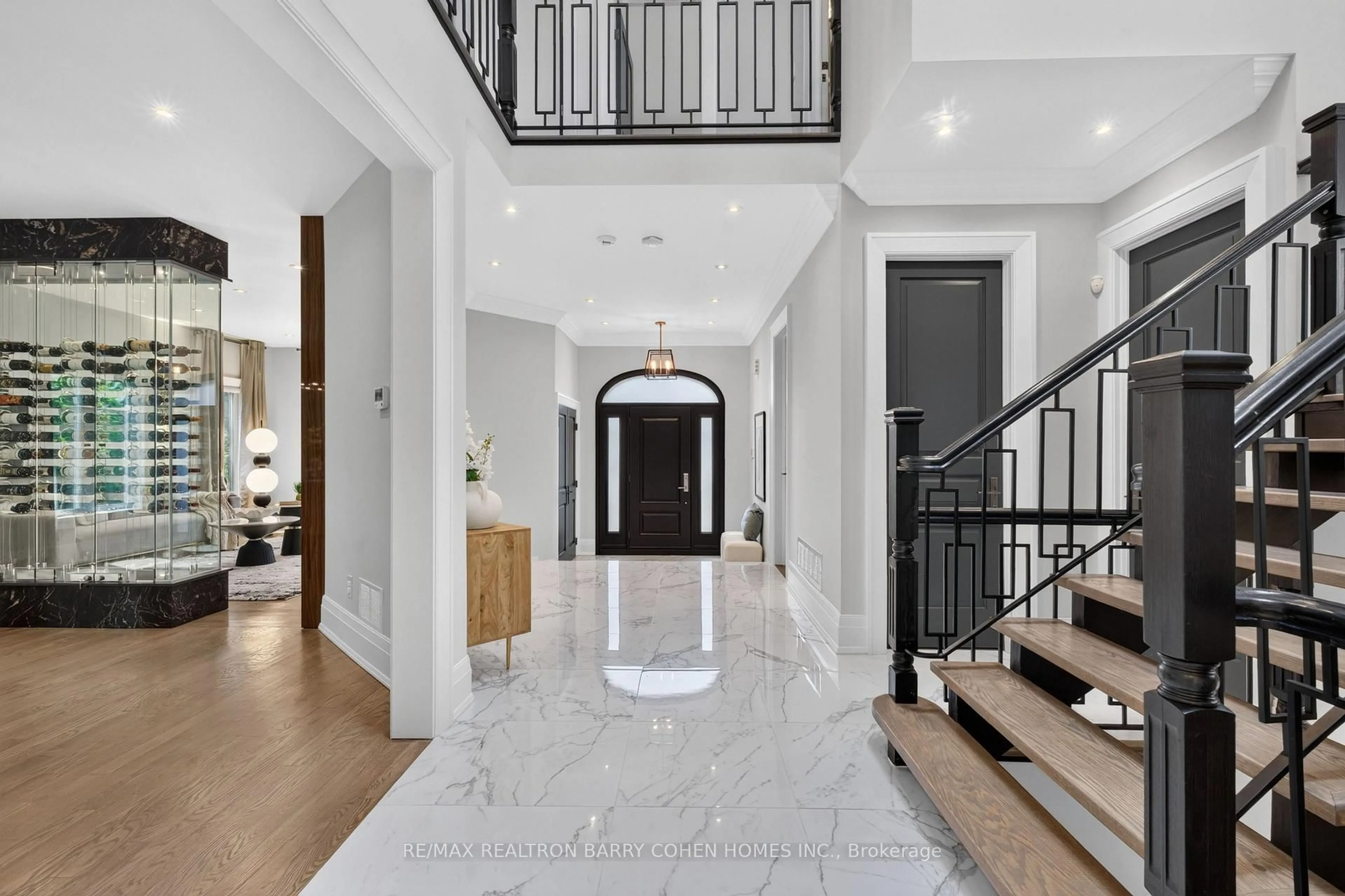 Indoor foyer for 33 Munro Blvd, Toronto Ontario M2P 1C1