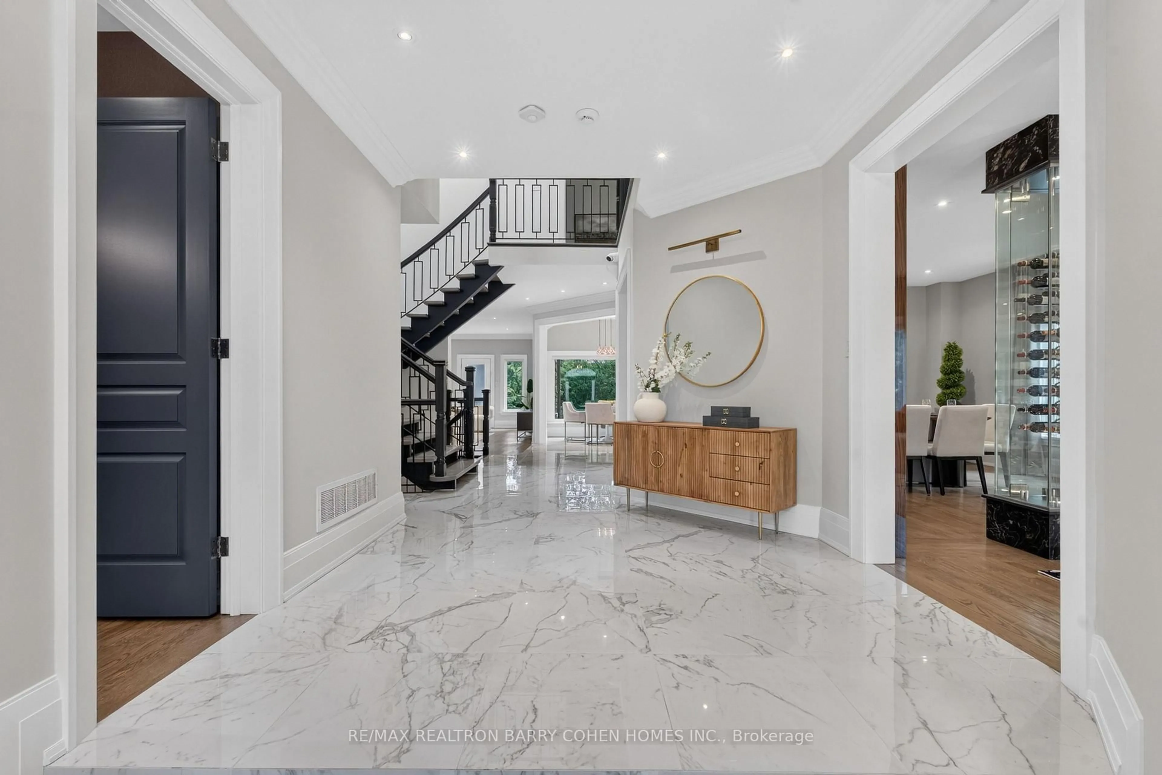 Indoor entryway for 33 Munro Blvd, Toronto Ontario M2P 1C1