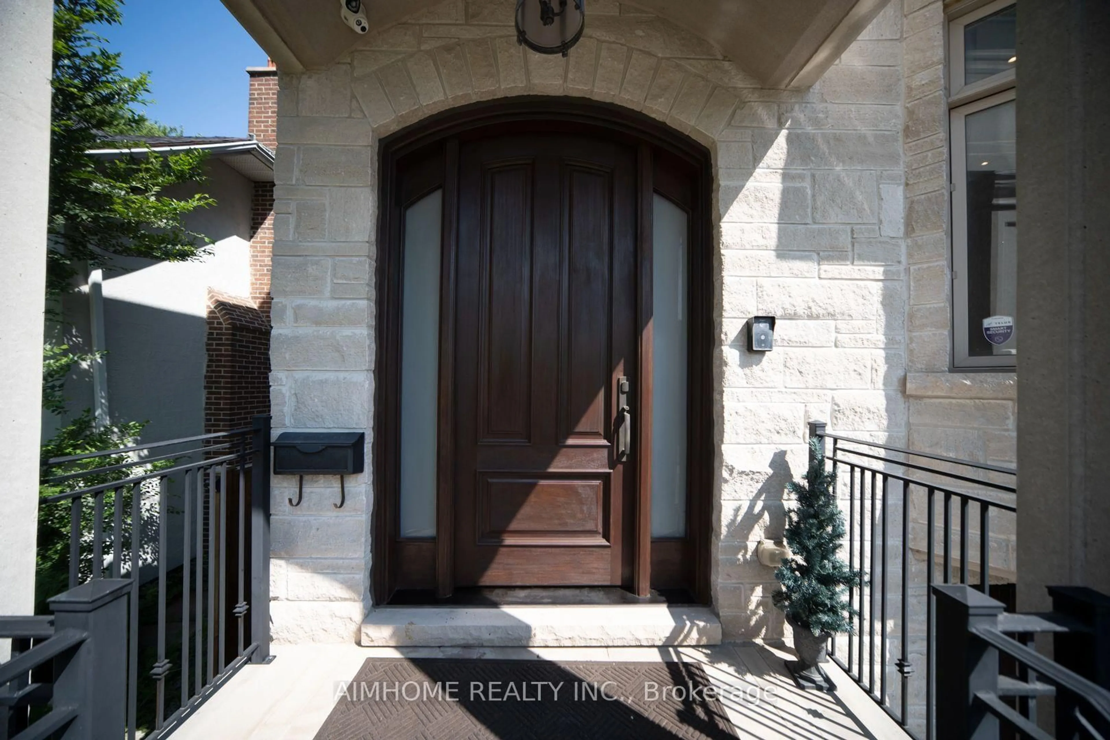 Indoor entryway for 212 Hollywood Ave, Toronto Ontario M2N 3K6
