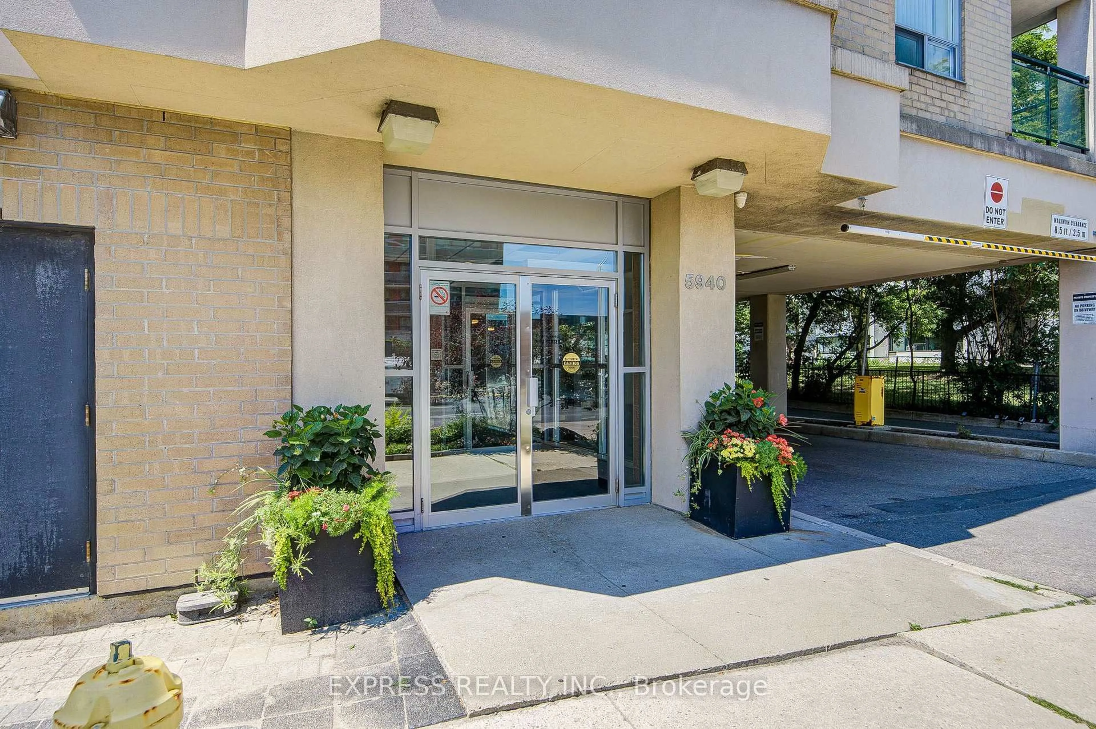 Indoor foyer for 5940 Yonge St #PH01, Toronto Ontario M2M 4M6