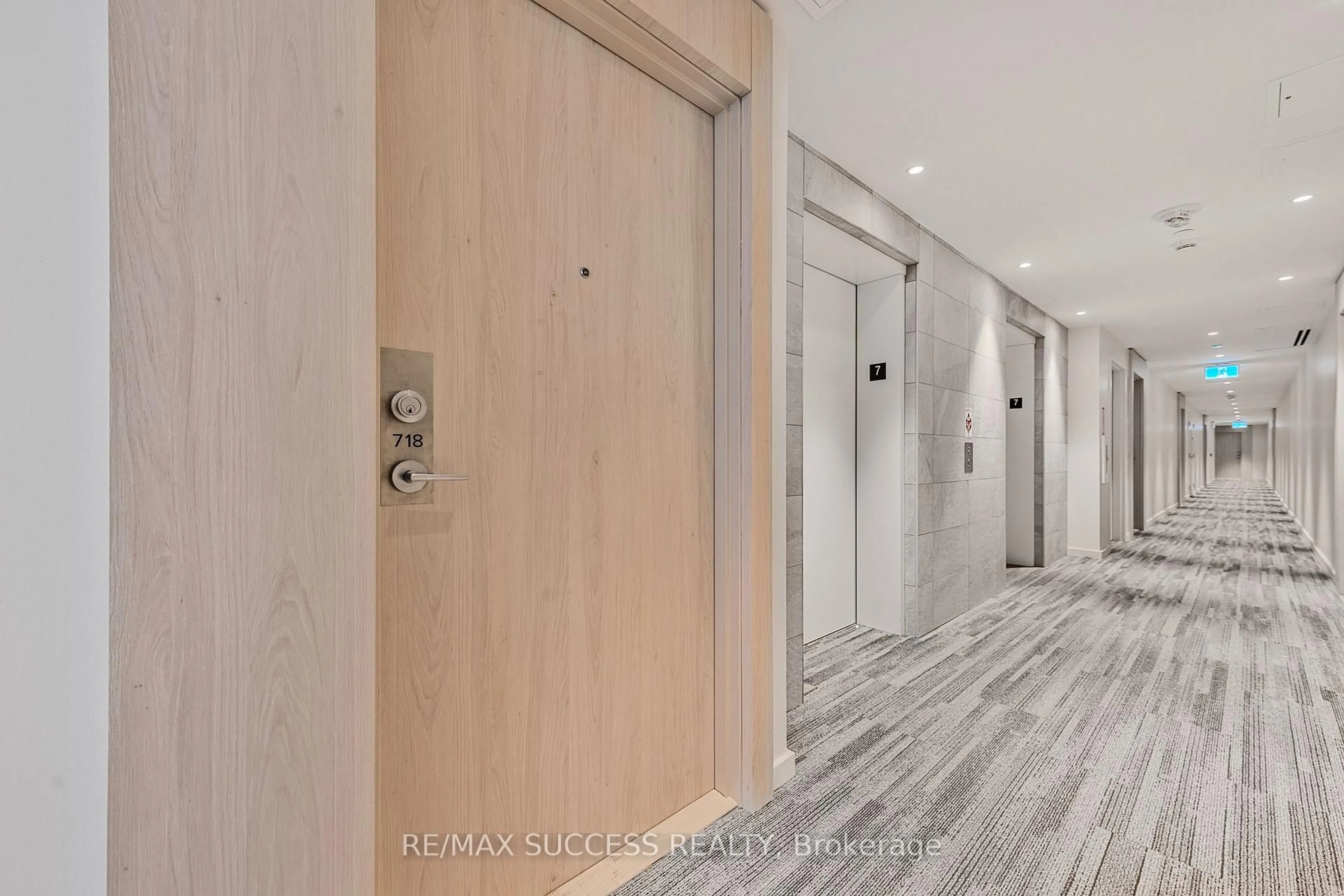 Indoor foyer for 181 Sheppard Ave #718, Toronto Ontario M2N 3A6