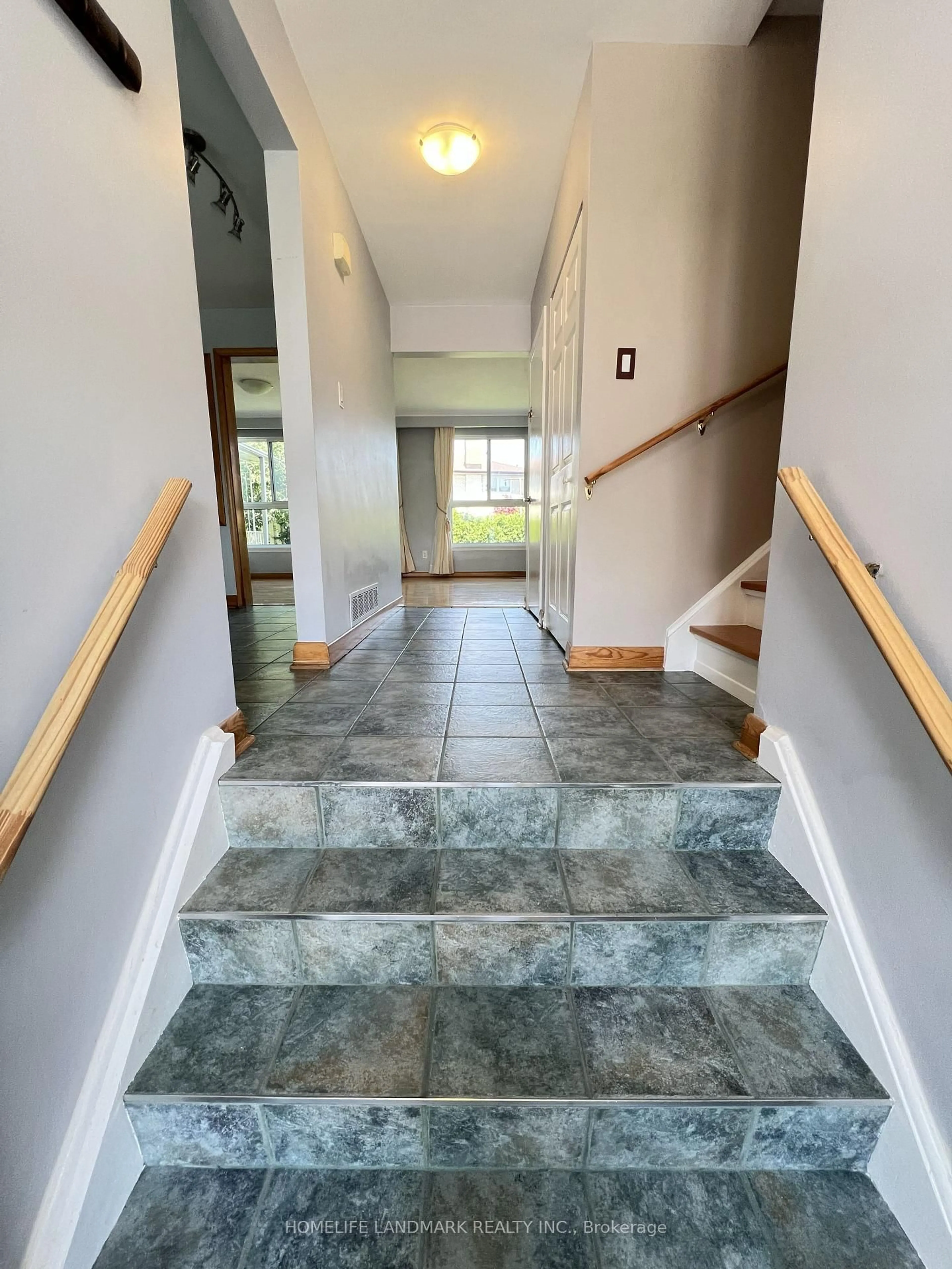 Indoor foyer for 27 Tillplain Rd, Toronto Ontario M3H 5R1