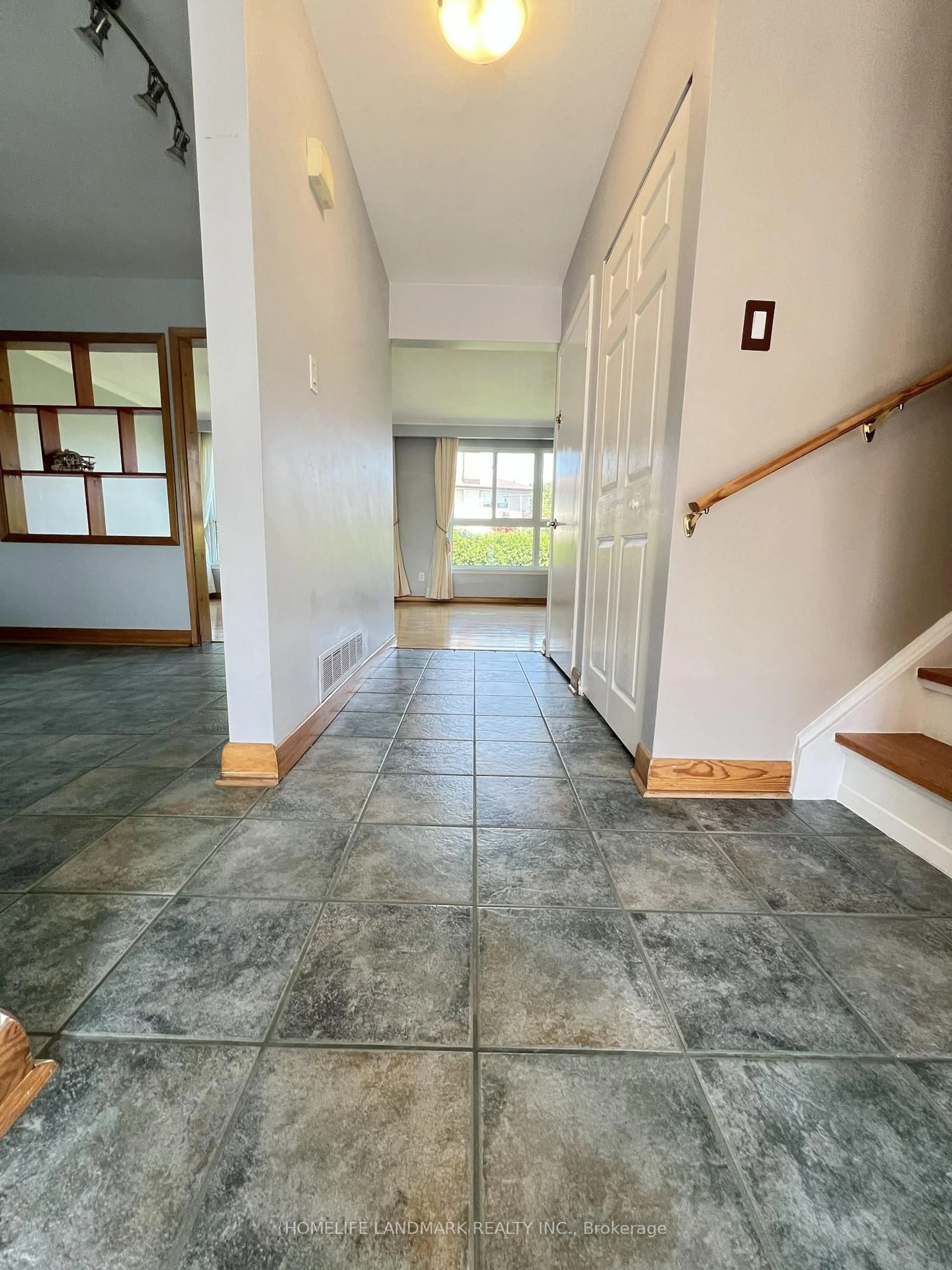 Indoor foyer for 27 Tillplain Rd, Toronto Ontario M3H 5R1