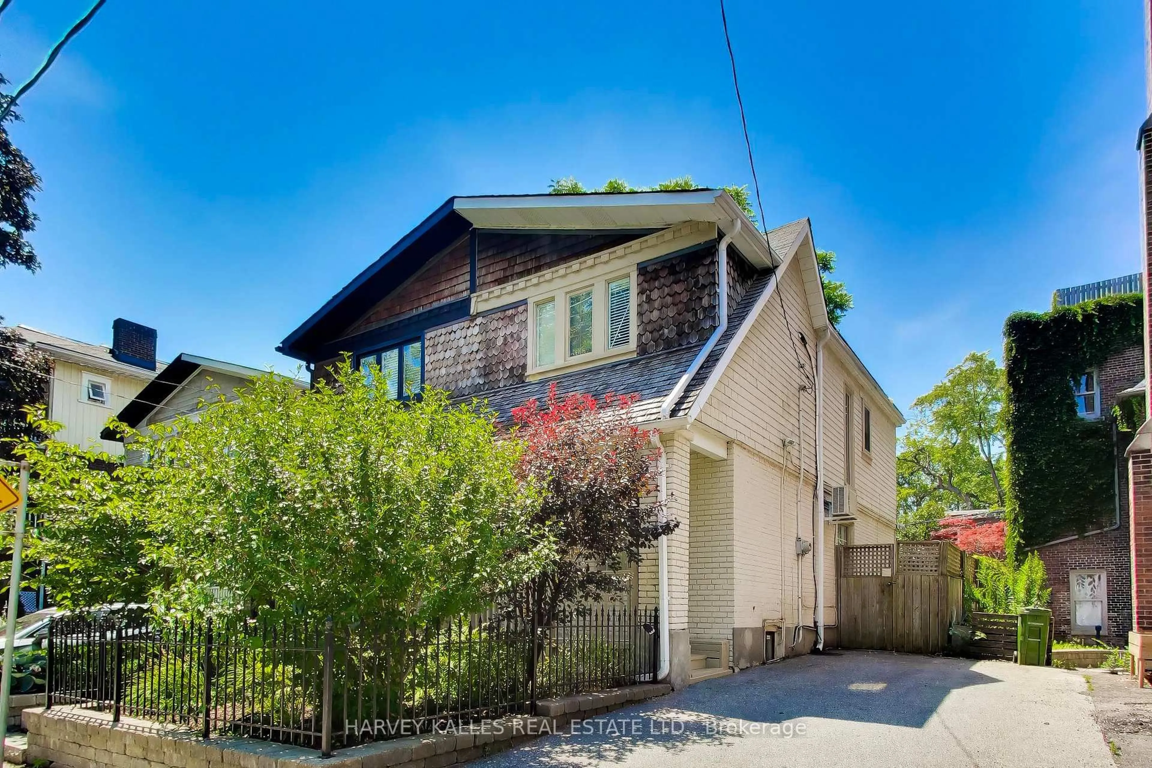 Home with brick exterior material, street for 318 Sumach St, Toronto Ontario M5A 3K5