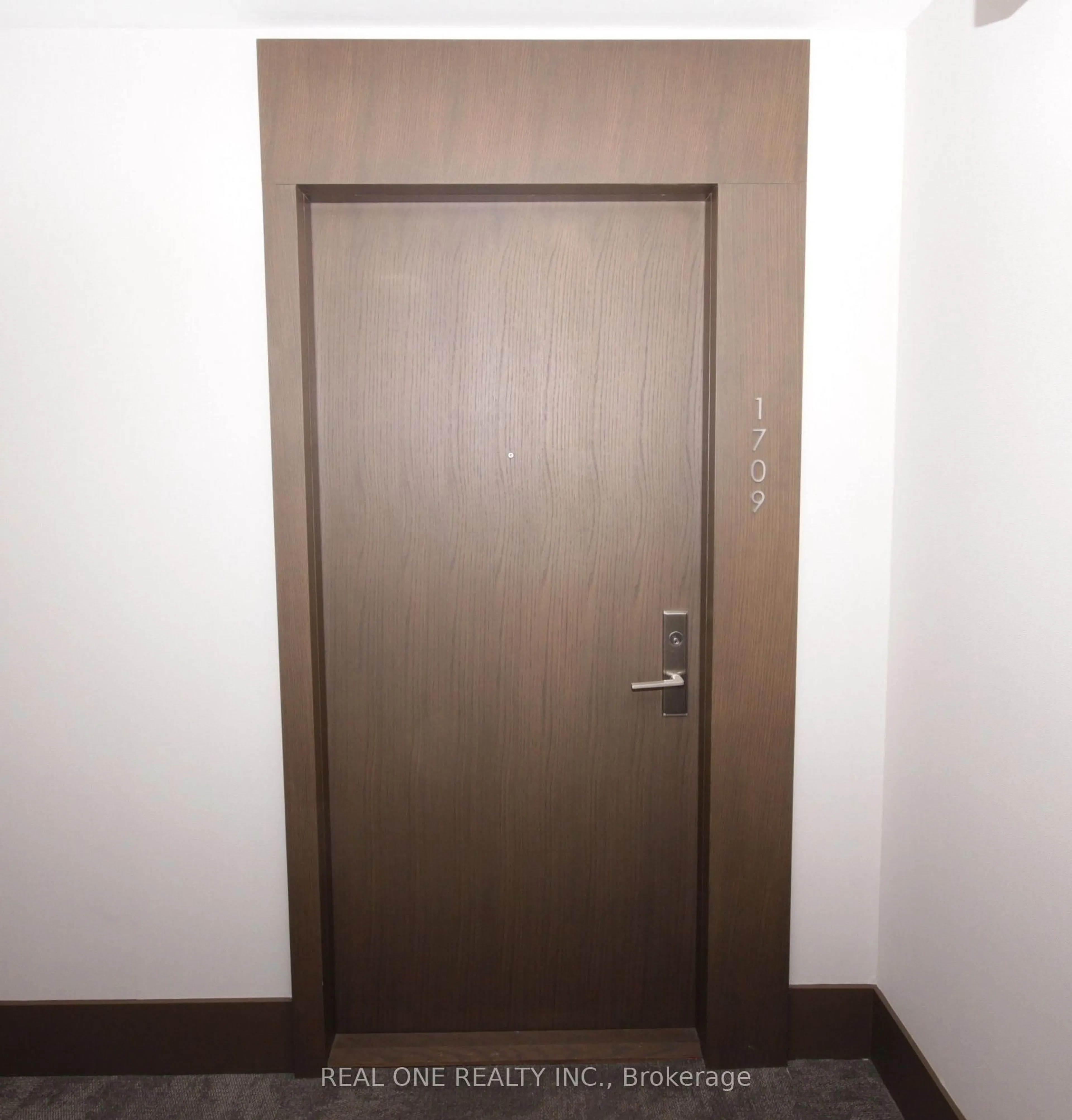 Indoor foyer for 39 Roehampton Ave #1709, Toronto Ontario M4P 1P9