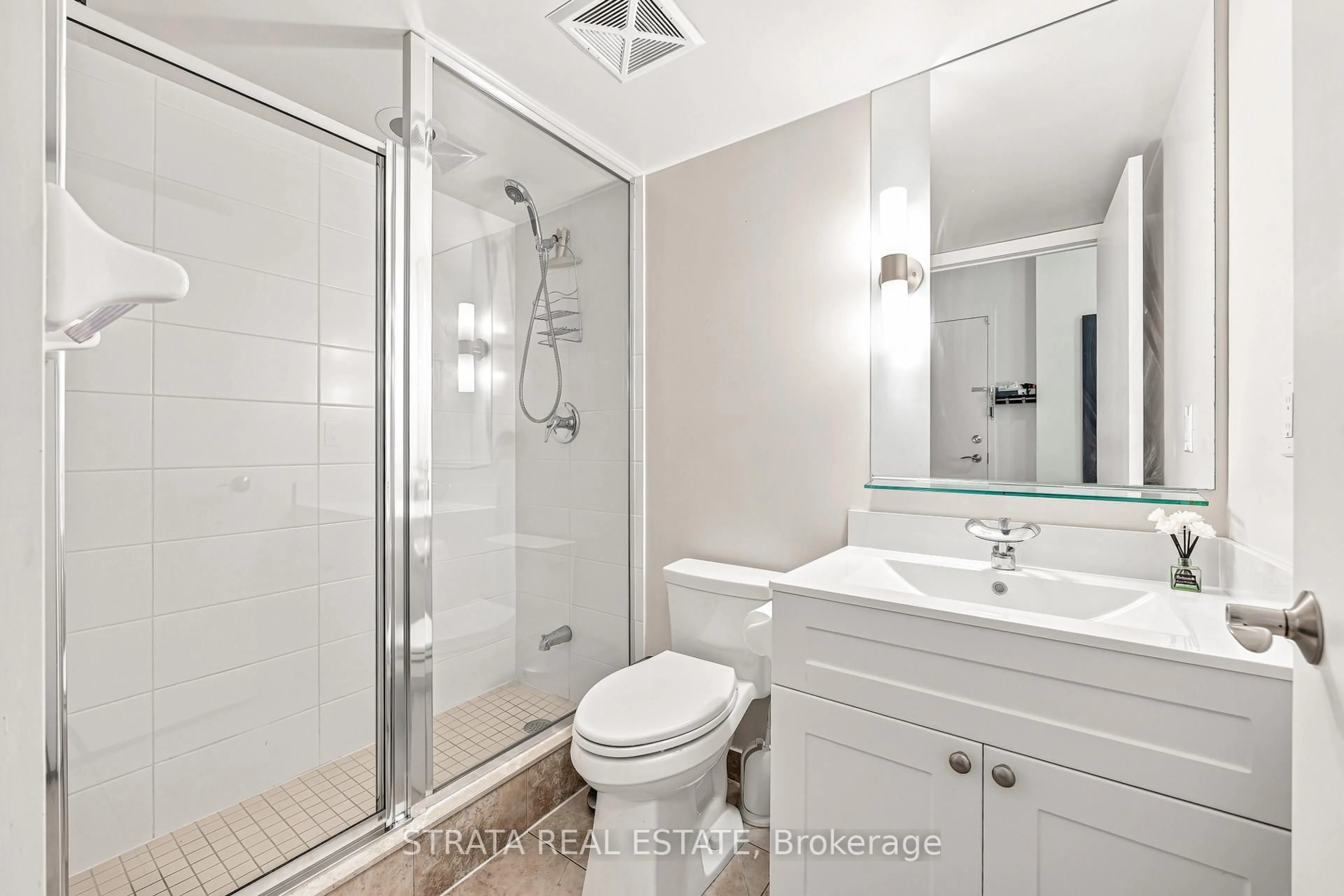 Standard bathroom, ceramic/tile floor for 320 Richmond St #615, Toronto Ontario M5A 1P9