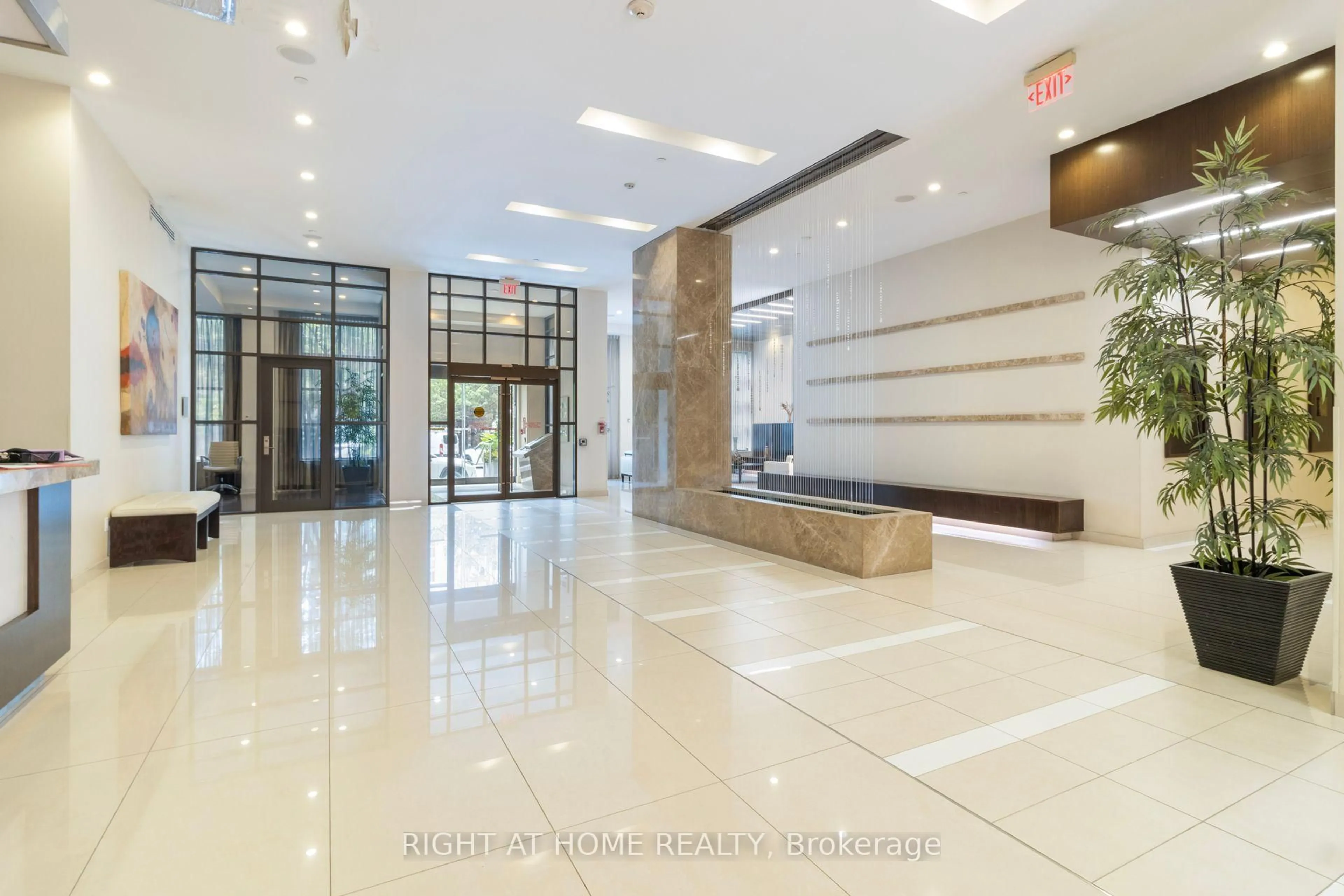 Indoor foyer for 500 Doris Ave #TH1, Toronto Ontario M2N 0C1