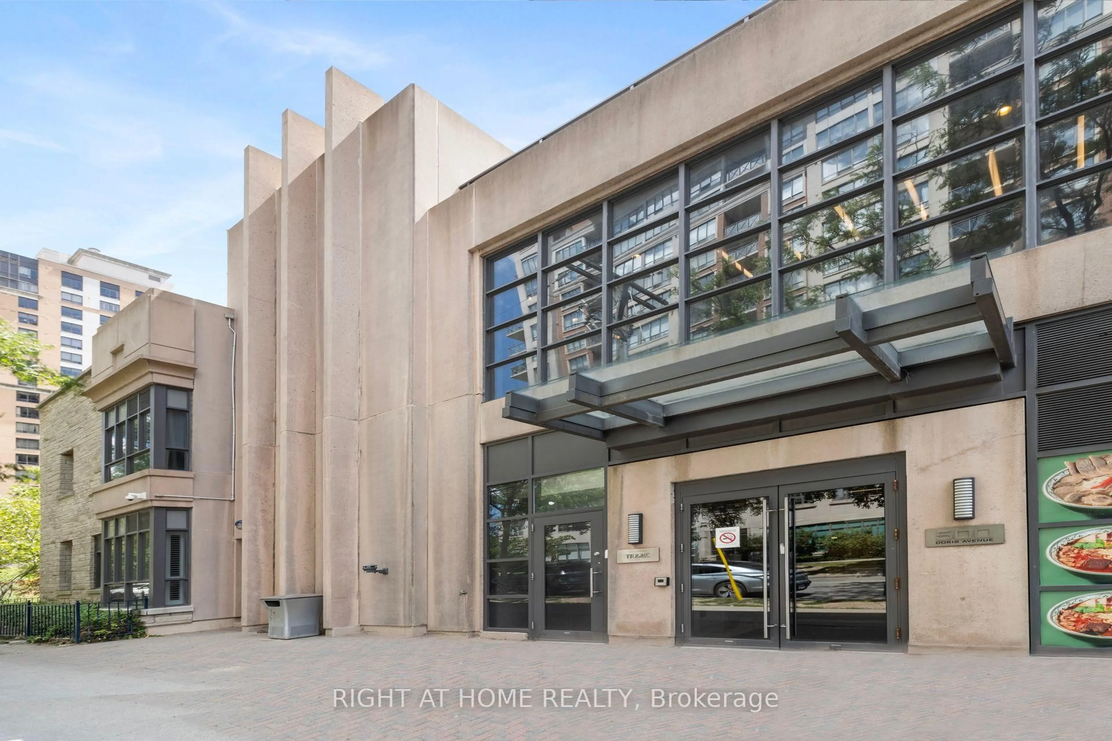 Indoor foyer for 500 Doris Ave #TH1, Toronto Ontario M2N 0C1