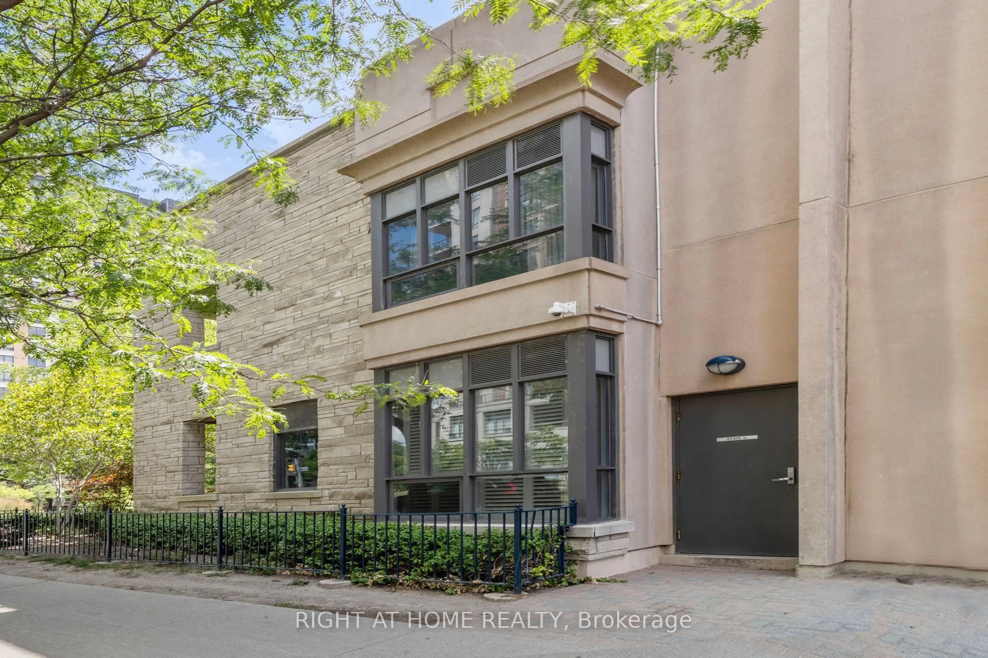 Home with brick exterior material, street for 500 Doris Ave #TH1, Toronto Ontario M2N 0C1