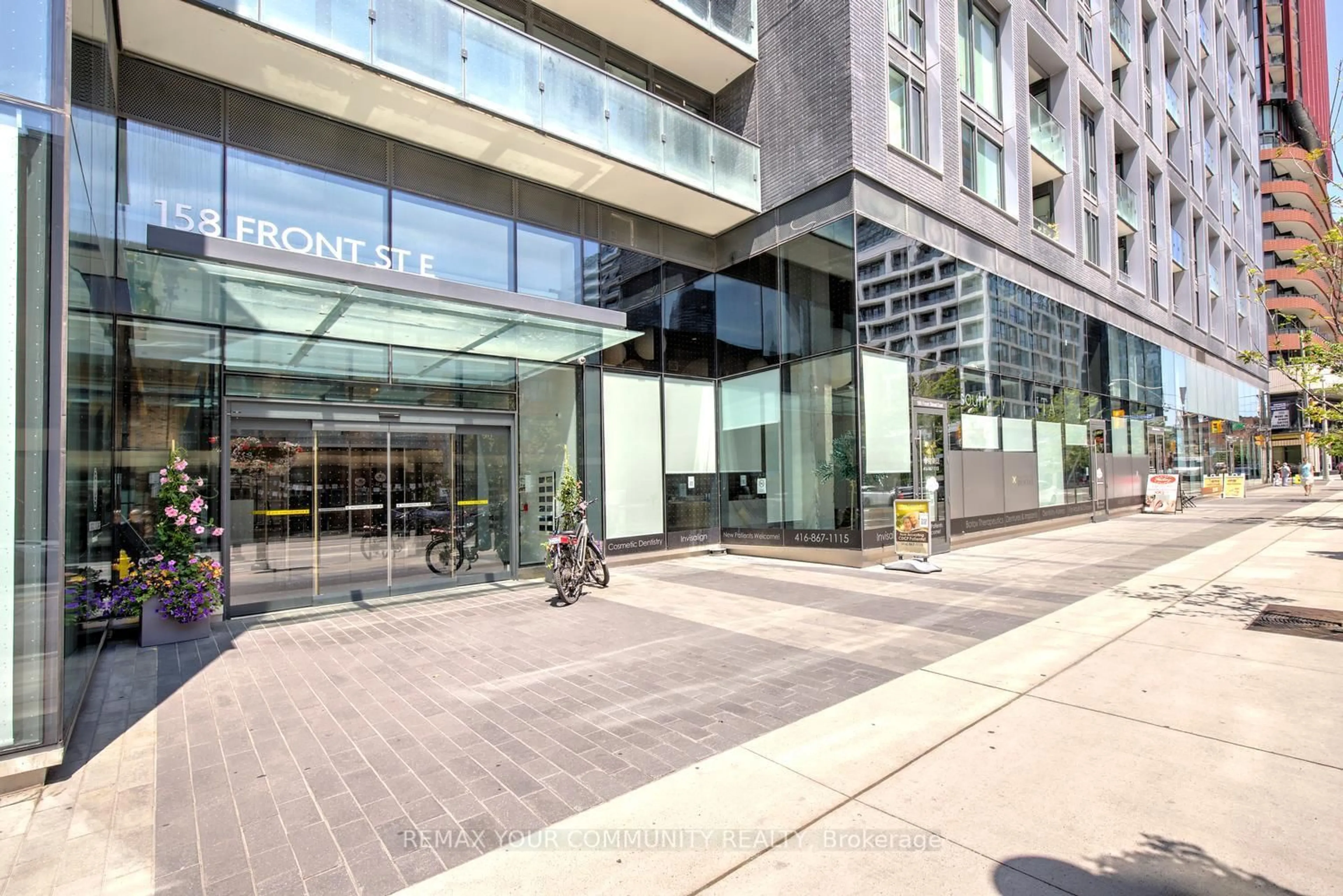 Indoor foyer for 158 Front St #618, Toronto Ontario M5A 0K9