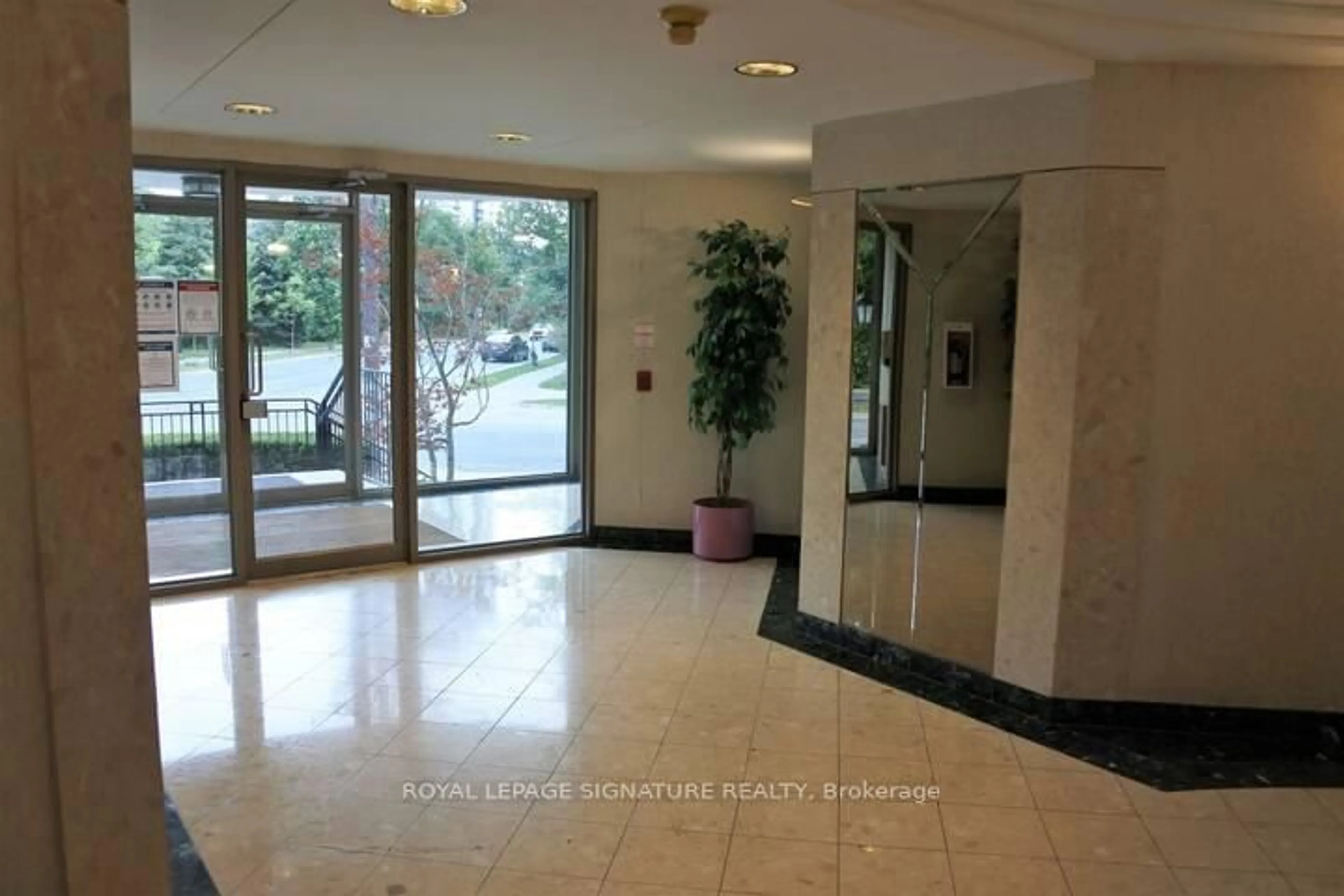 Indoor foyer for 38 Hollywood Ave #317, Toronto Ontario M2N 6R6