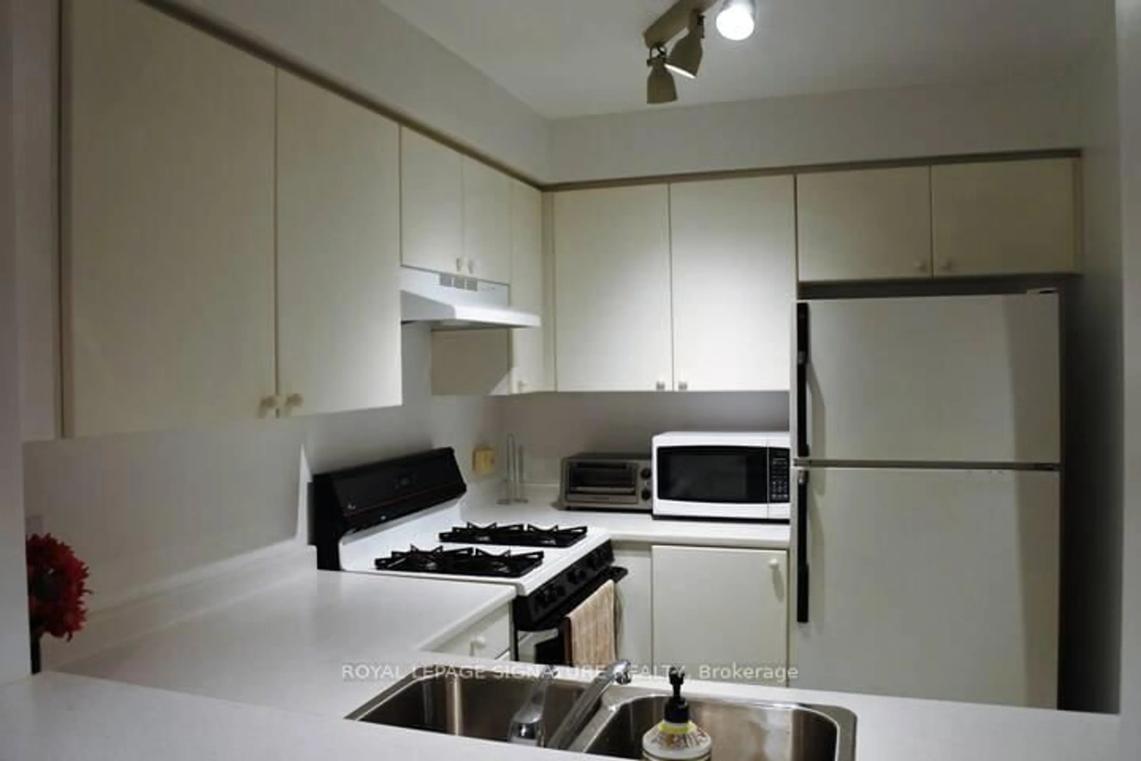 Standard kitchen, unknown for 38 Hollywood Ave #317, Toronto Ontario M2N 6R6