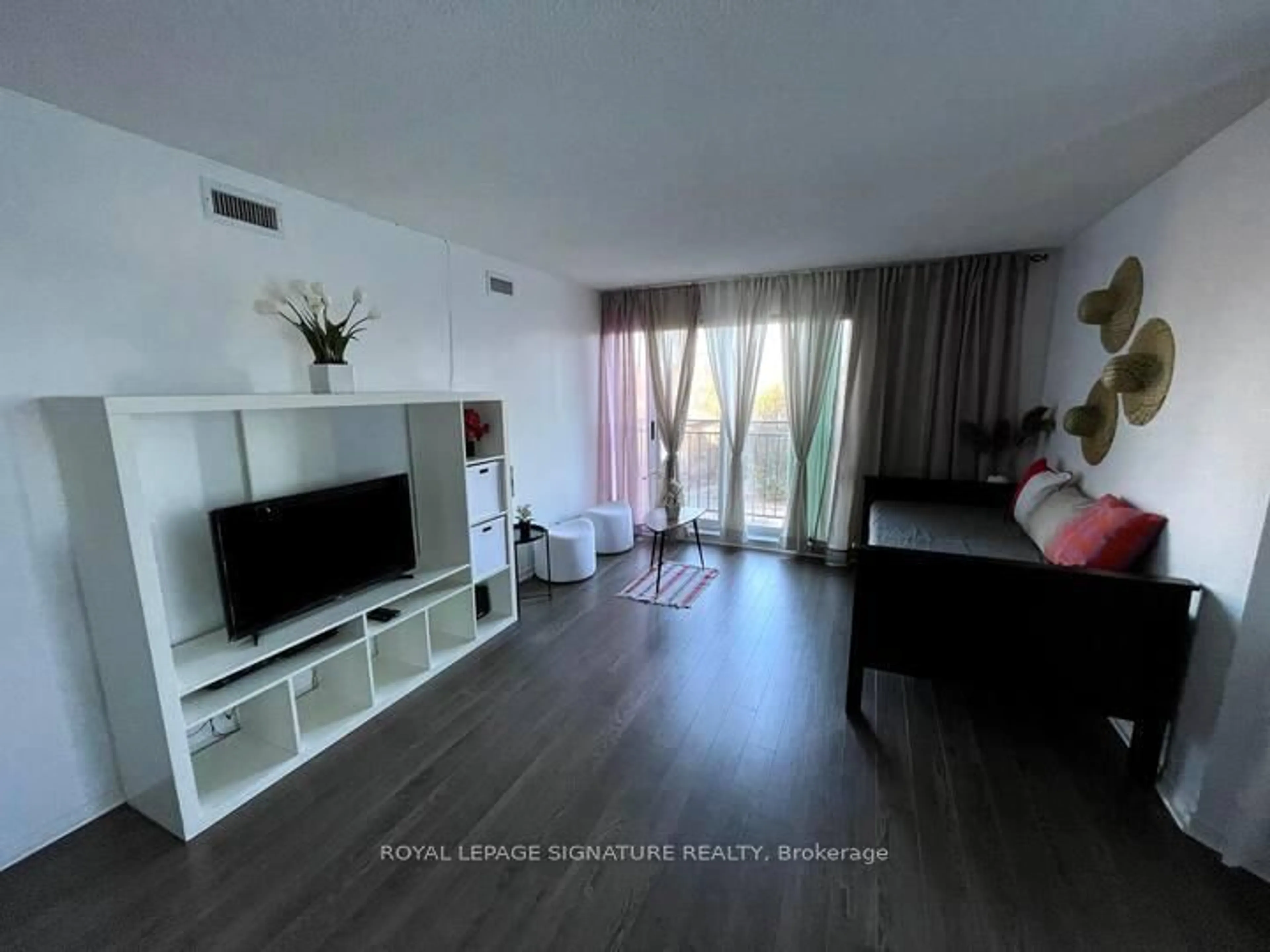 Living room with furniture, wood/laminate floor for 38 Hollywood Ave #317, Toronto Ontario M2N 6R6