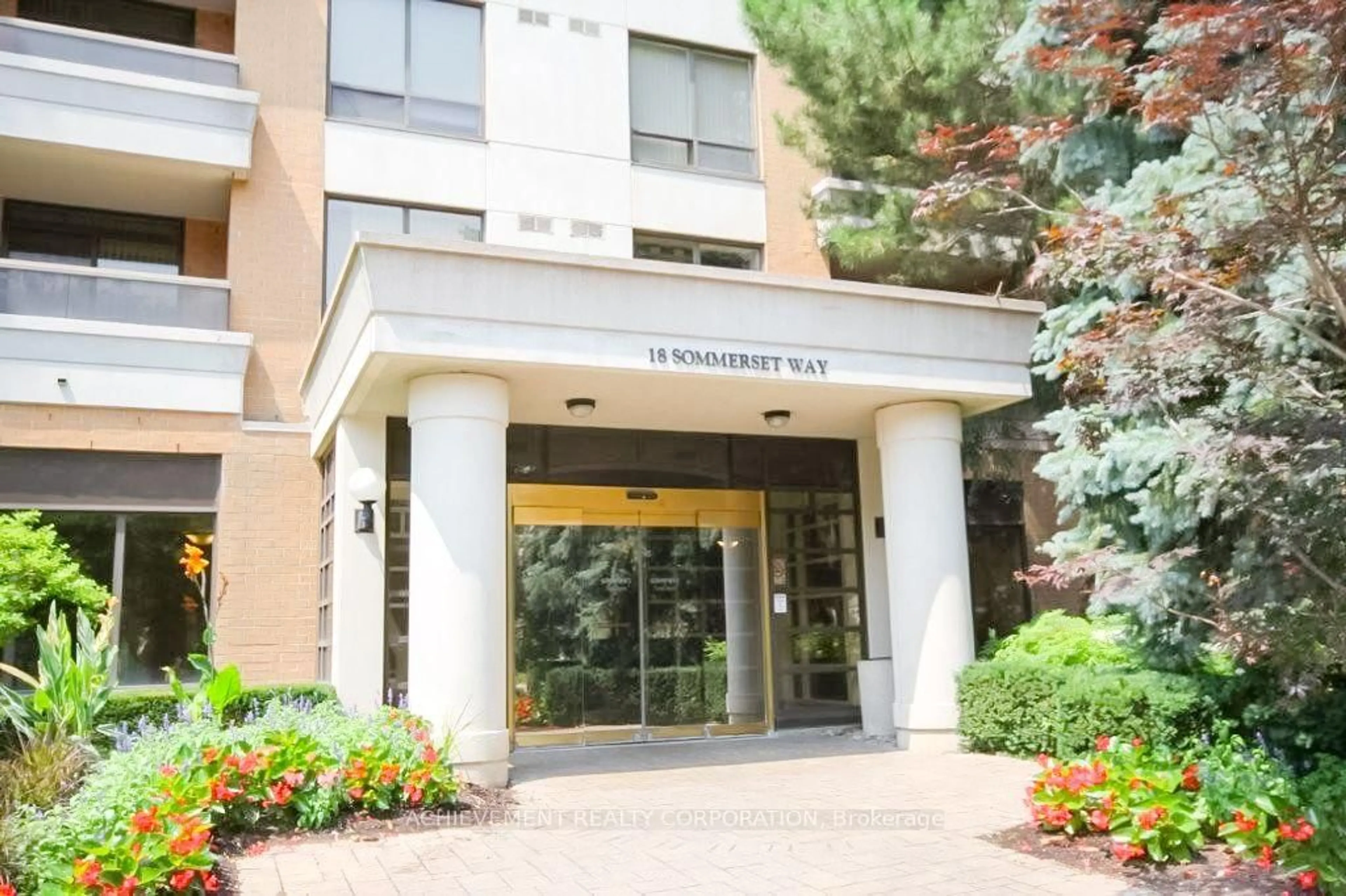 Indoor foyer for 18 Sommerset Way #1016, Toronto Ontario M2N 6X5