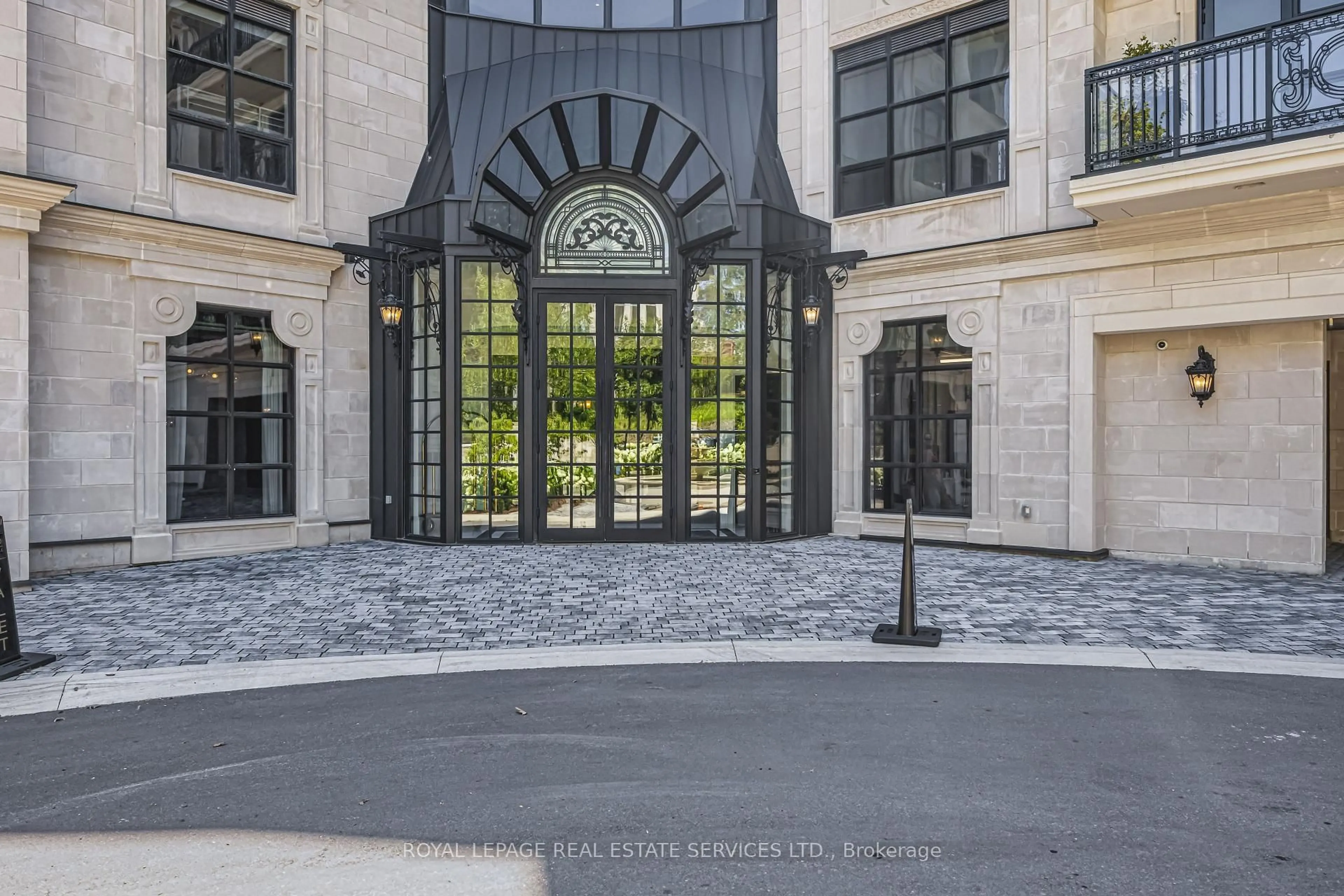 Indoor foyer for 200 Russell Hill Rd #203, Toronto Ontario M4V 2T2