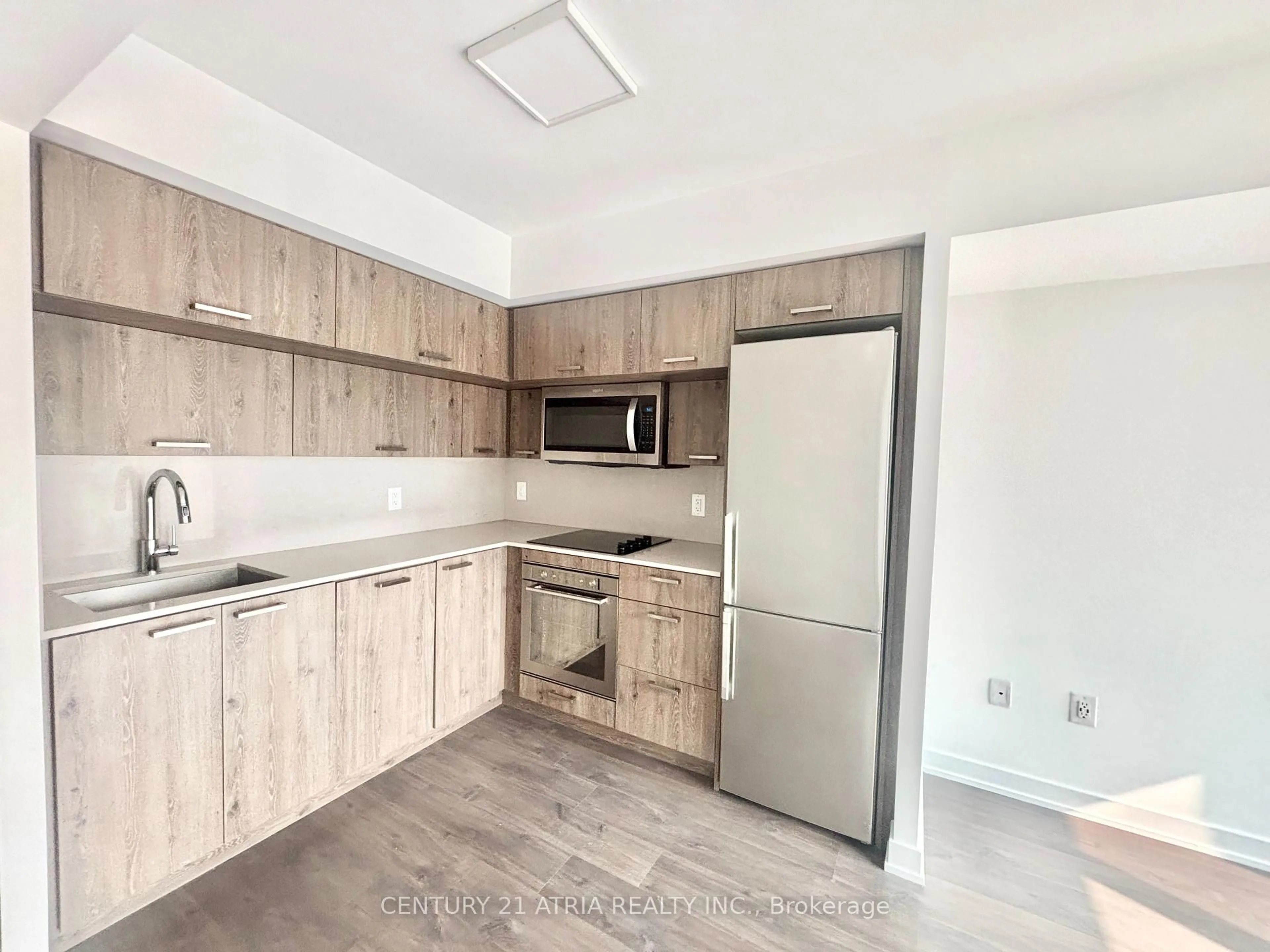 Standard kitchen, wood/laminate floor for 50 McCaul St St #811, Toronto Ontario M5T 1V9