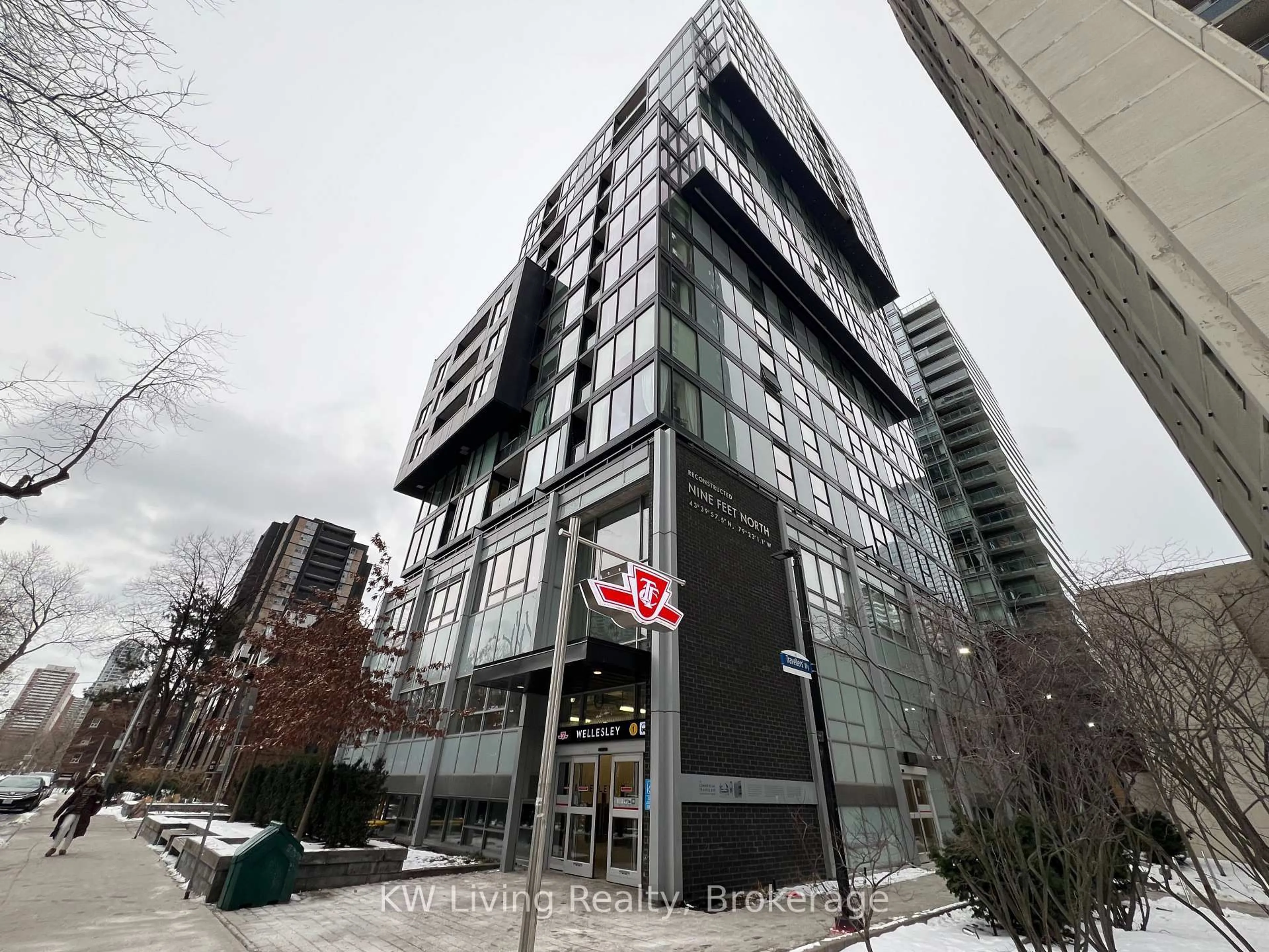 Indoor foyer for 17 Dundonald St #1007, Toronto Ontario M4Y 0E4