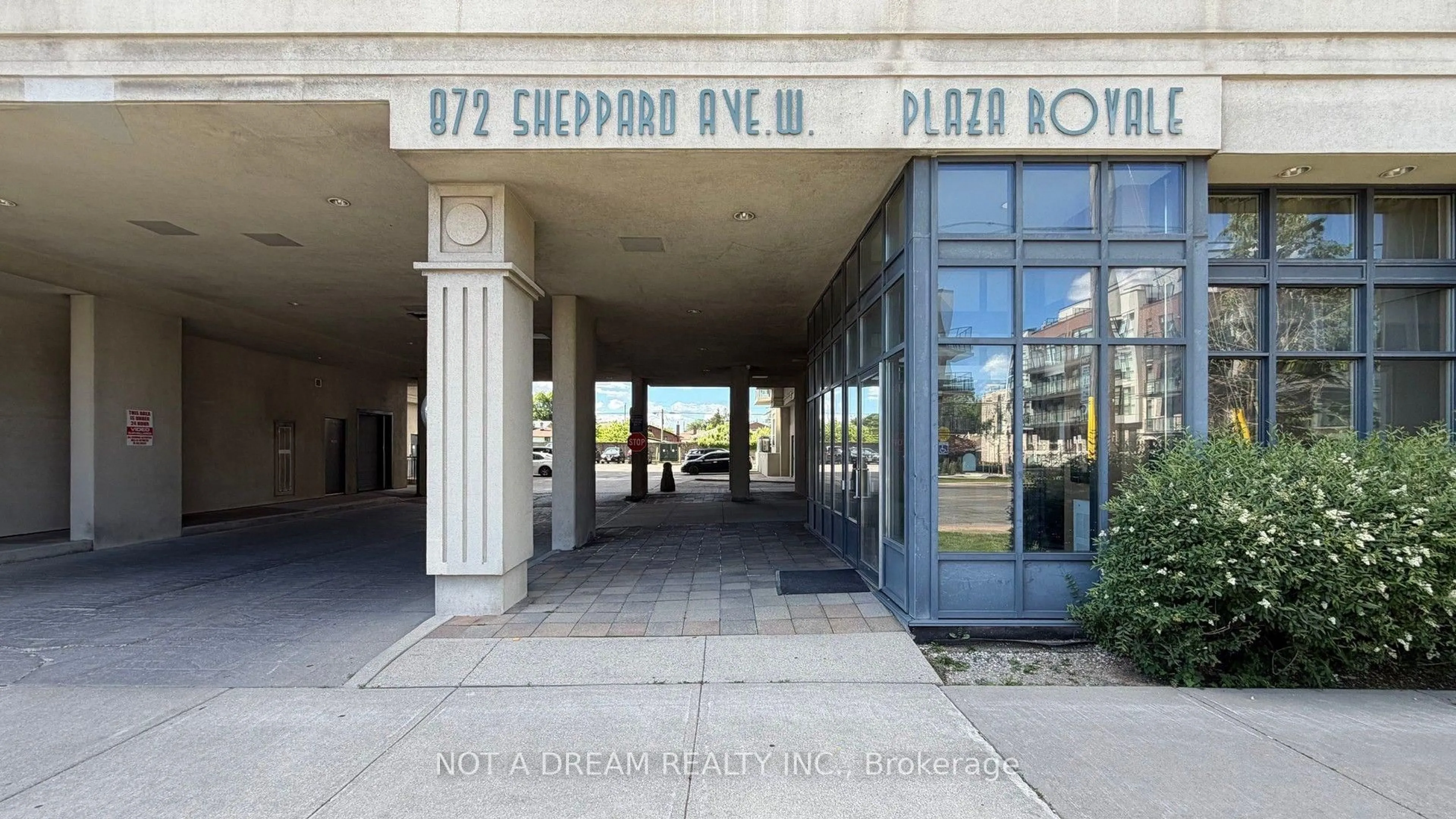 Indoor foyer for 872 Sheppard Ave #416, Toronto Ontario M3H 5V5