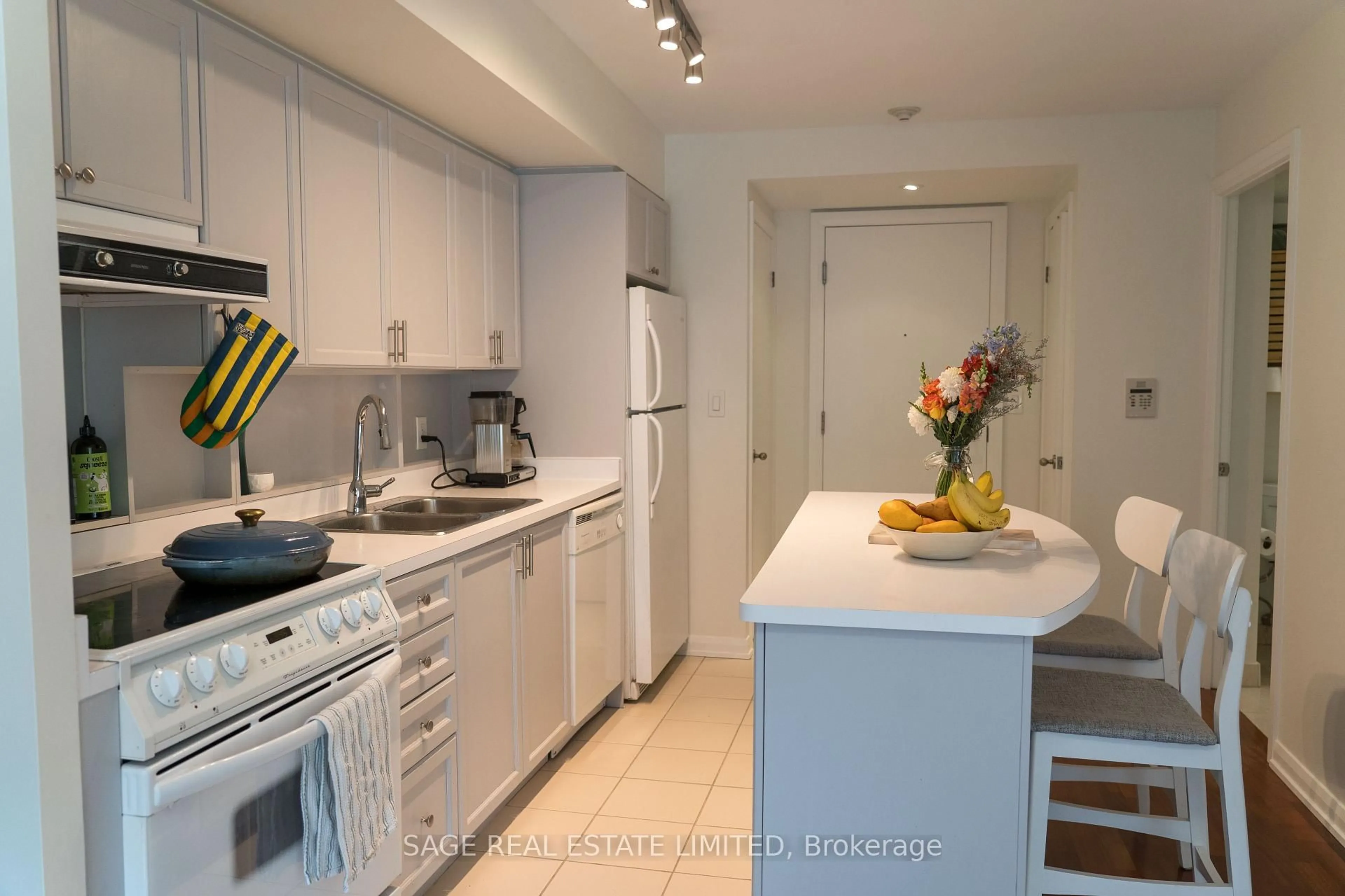 Standard kitchen, unknown for 18 Beverley St #209, Toronto Ontario M5T 3L2