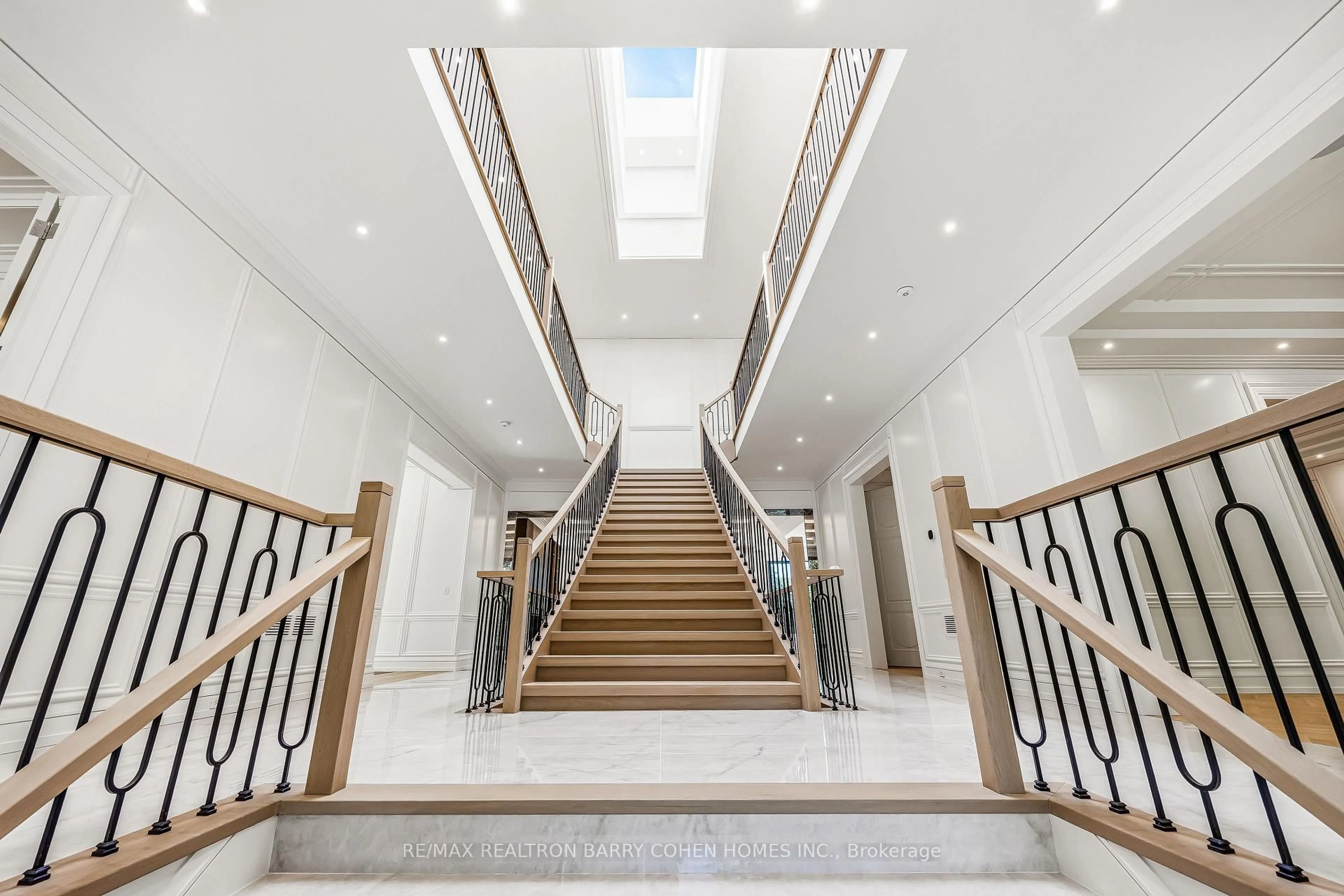 Indoor foyer for 27 Penwood Cres, Toronto Ontario M3B 3B1