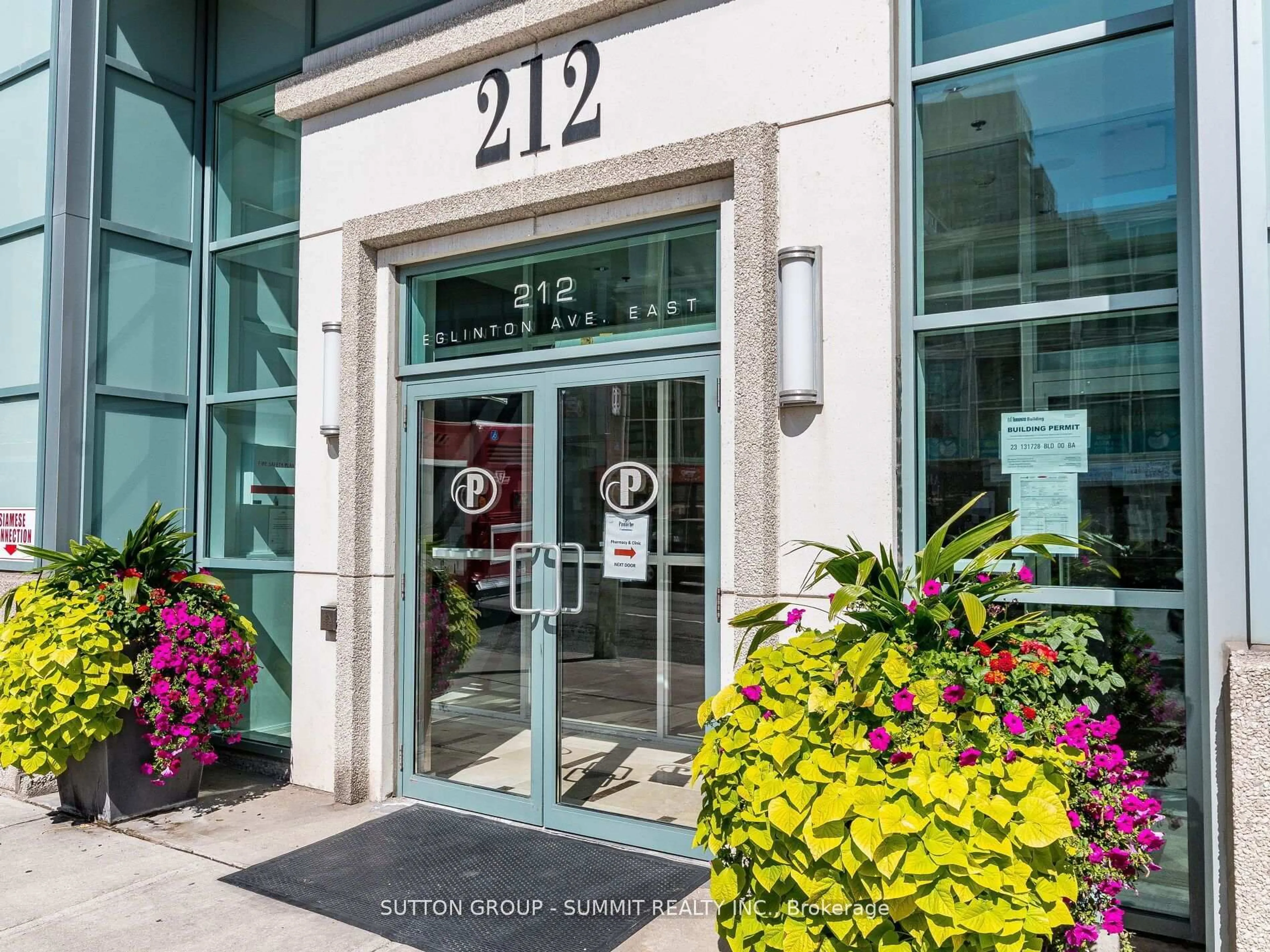 Indoor foyer for 212 Eglinton Ave #1704, Toronto Ontario M4P 0A3