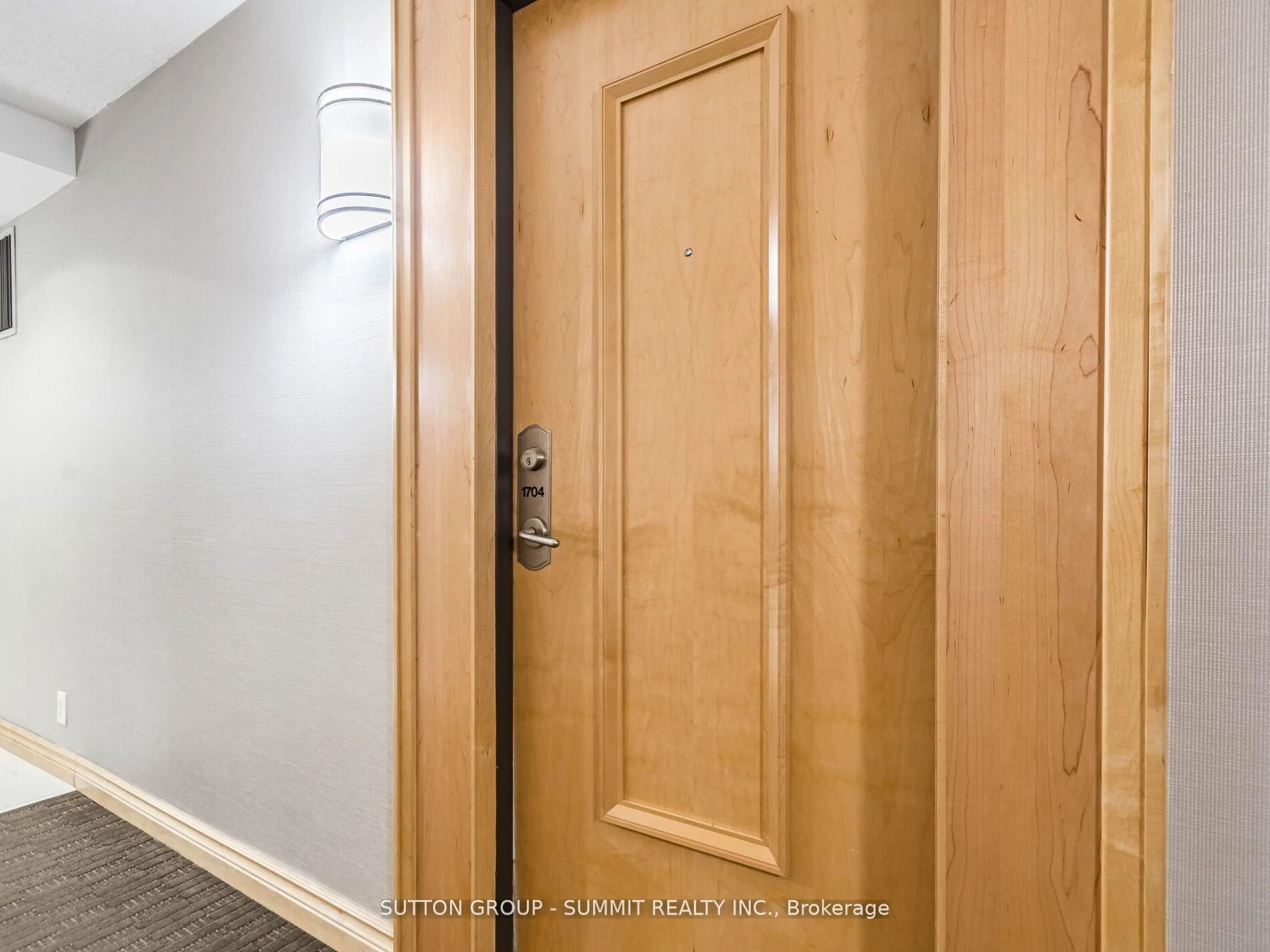 Indoor entryway for 212 Eglinton Ave #1704, Toronto Ontario M4P 0A3