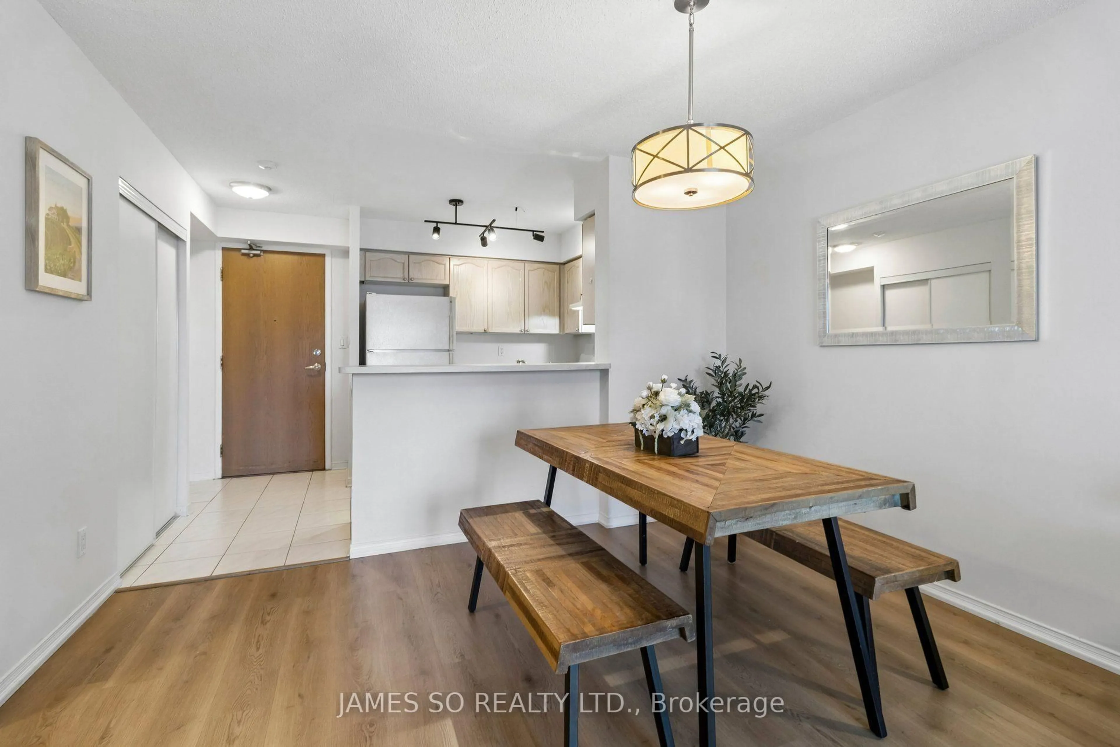 Open concept kitchen, wood/laminate floor for 233 Beecroft Rd #1625, Toronto Ontario M2N 6Z9