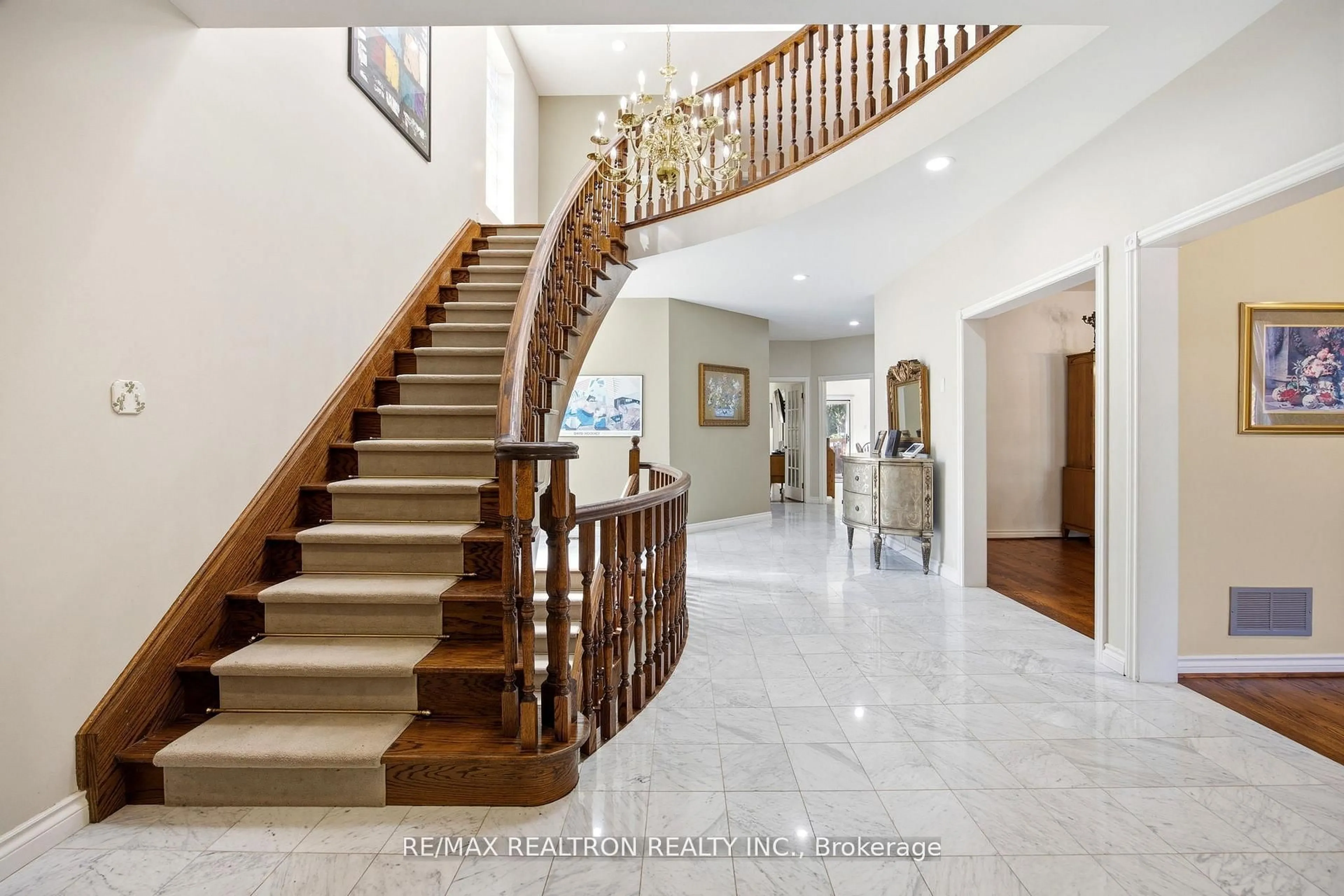Indoor foyer for 623 Coldstream Ave, Toronto Ontario M6B 2L1