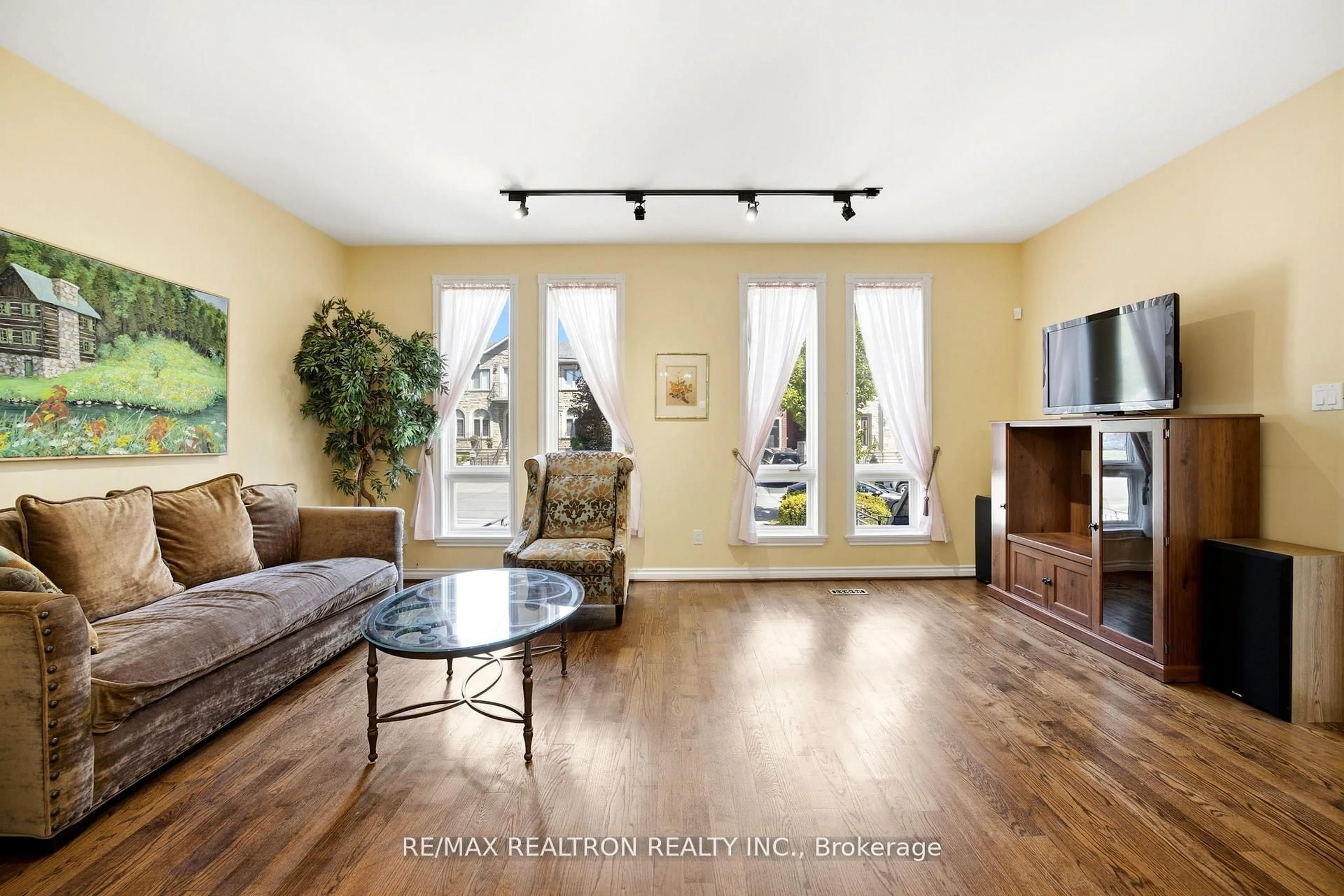 Living room with furniture, unknown for 623 Coldstream Ave, Toronto Ontario M6B 2L1