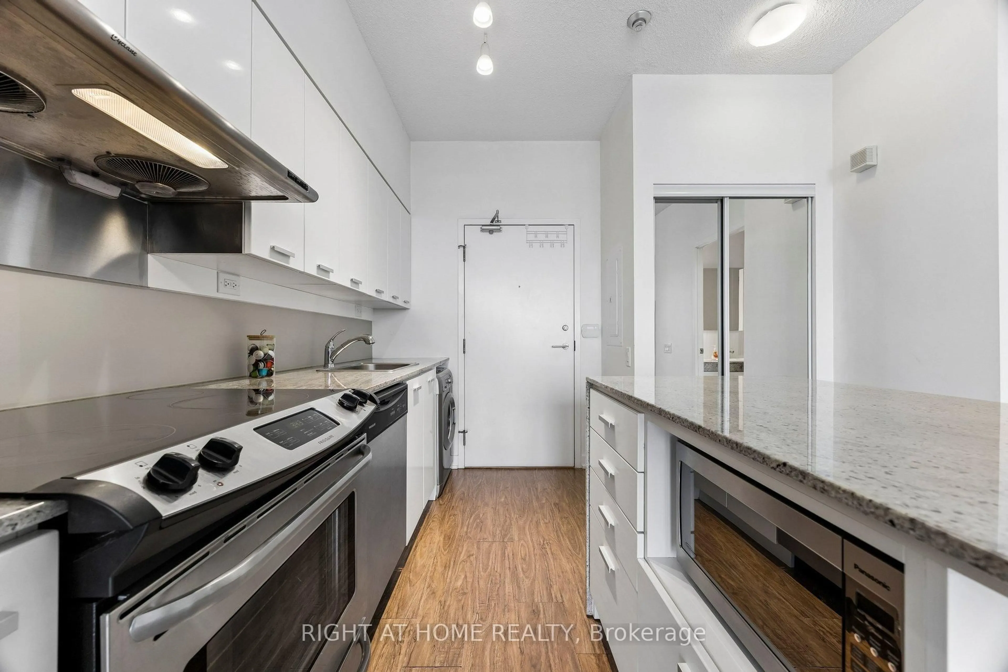 Standard kitchen, unknown for 29 Singer Crt #2306, Toronto Ontario M2K 0B3