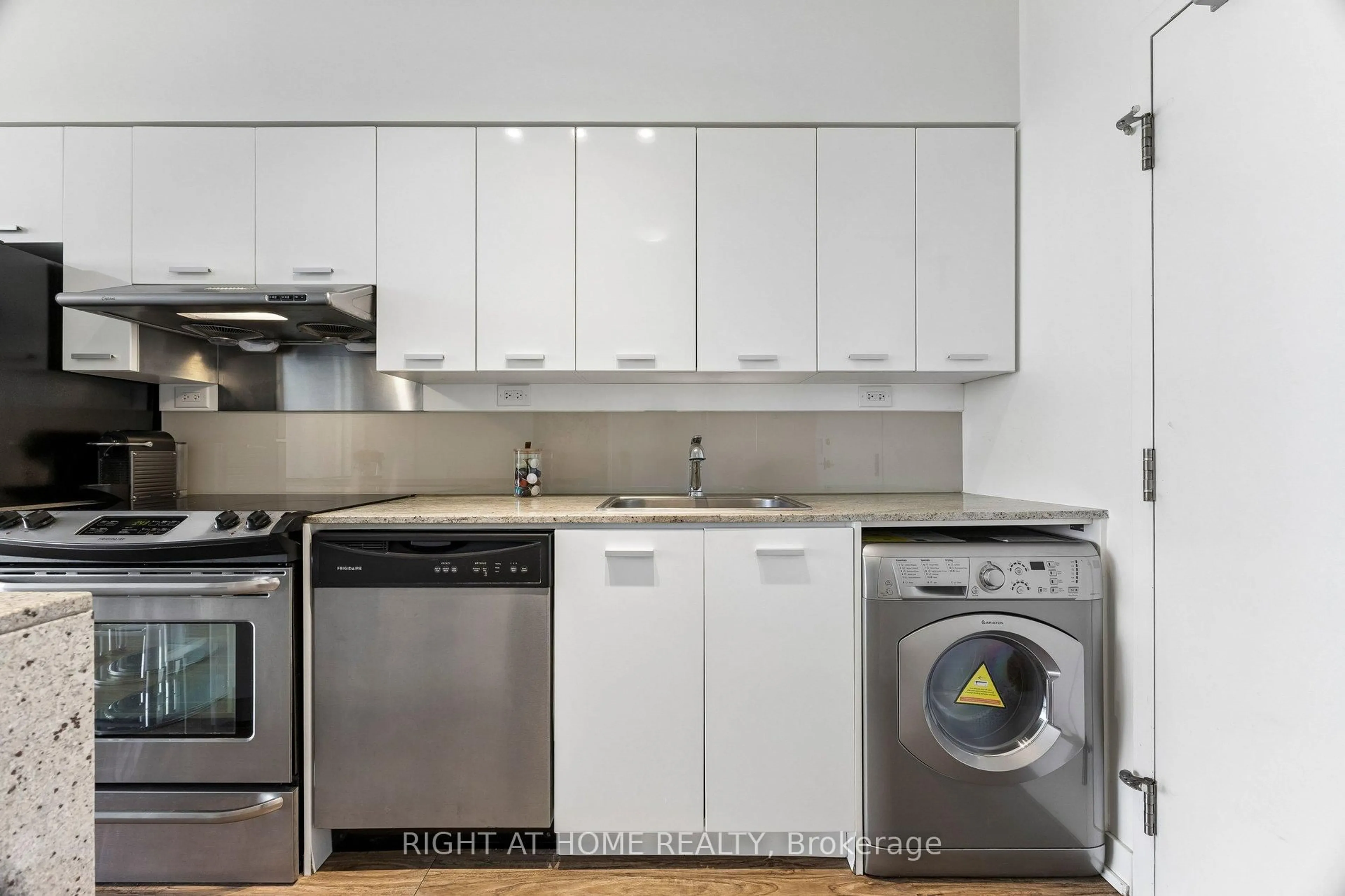 Standard kitchen, unknown for 29 Singer Crt #2306, Toronto Ontario M2K 0B3