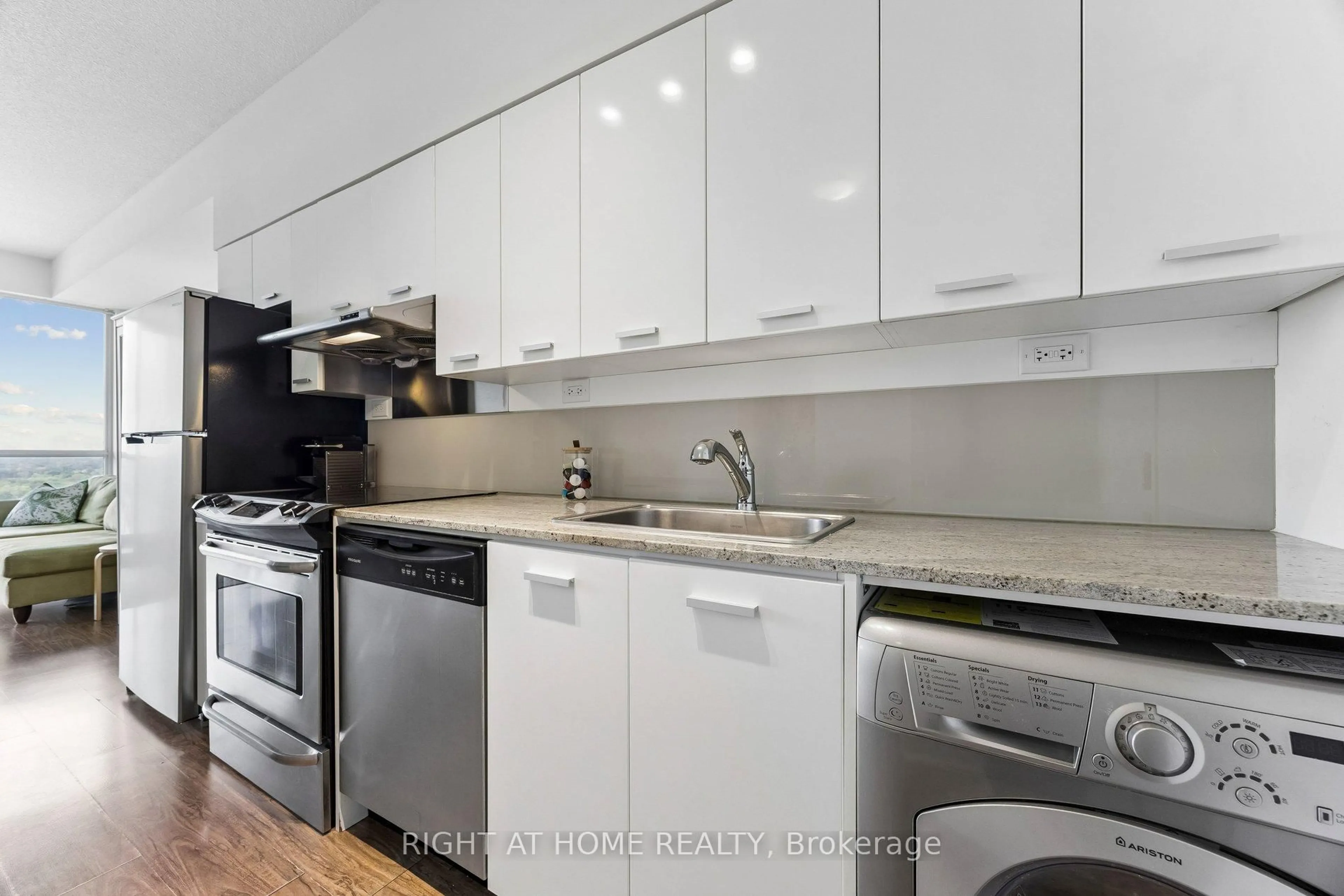 Standard kitchen, unknown for 29 Singer Crt #2306, Toronto Ontario M2K 0B3
