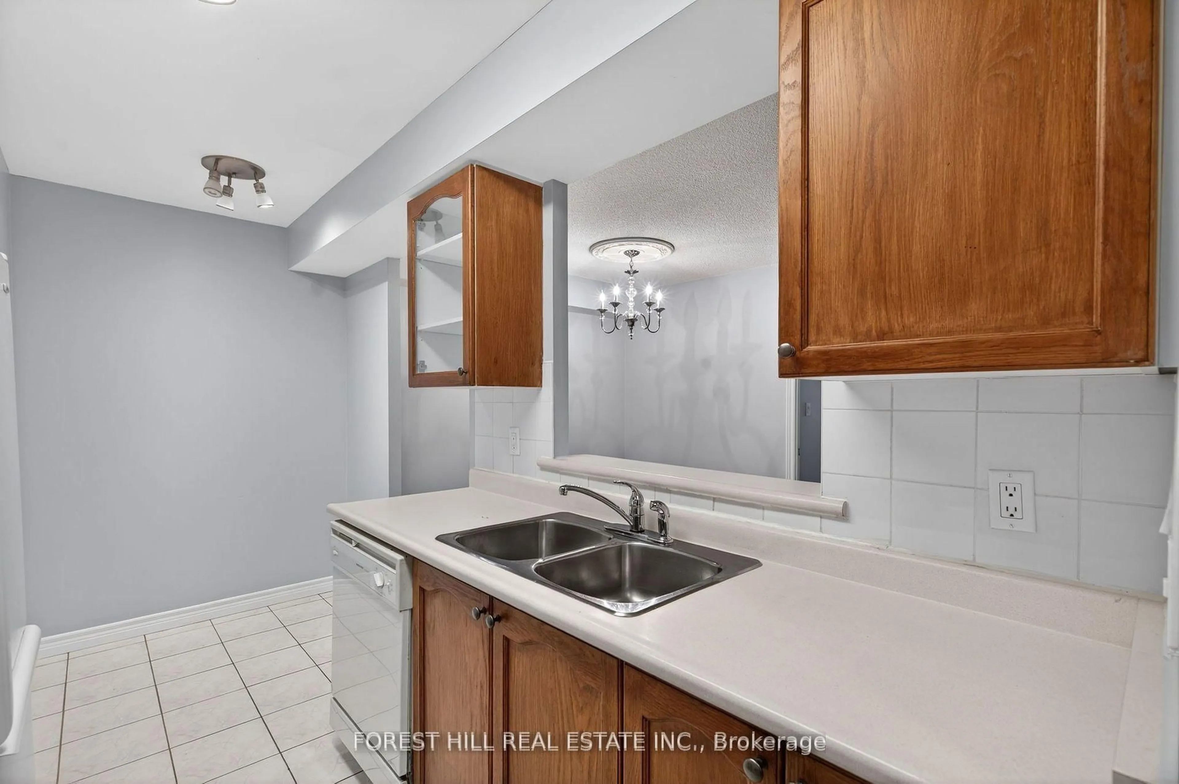 Standard kitchen, ceramic/tile floor for 88 Grandview Way #506, Toronto Ontario M2N 7B2