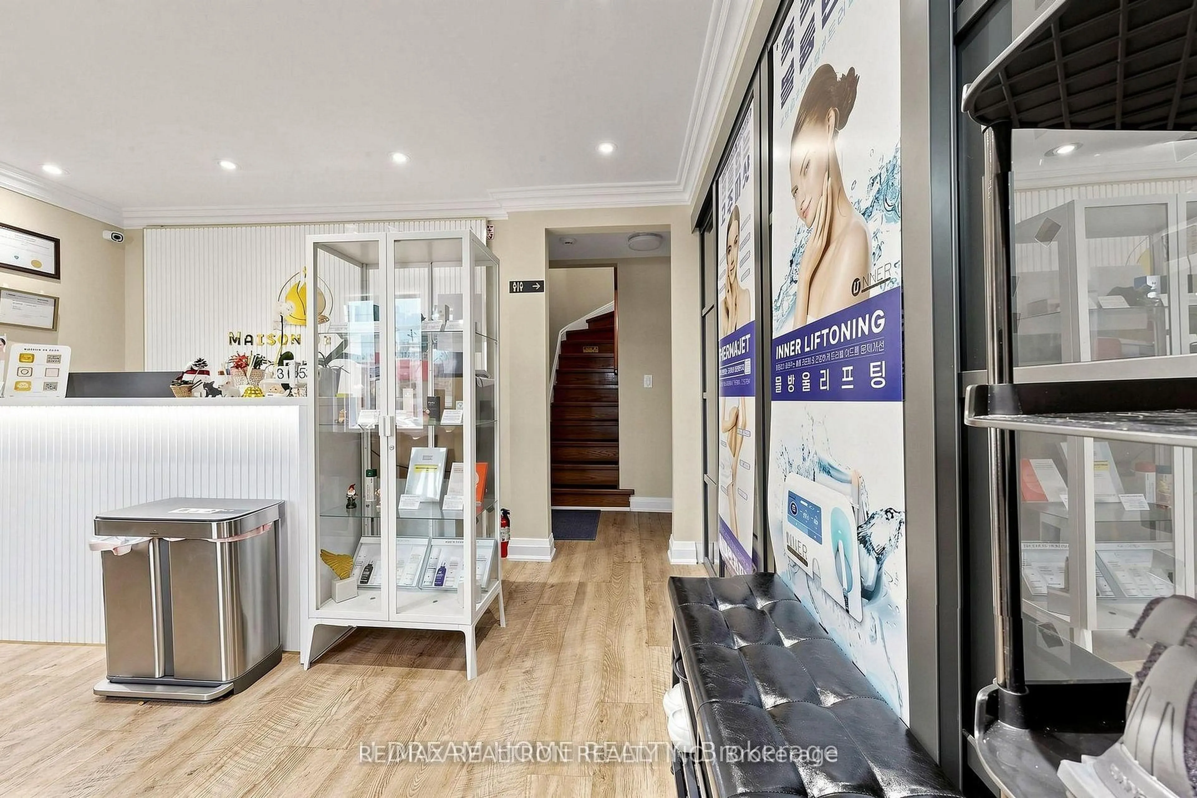 Indoor foyer for 99 Sheppard Ave, Toronto Ontario M2N 3A3