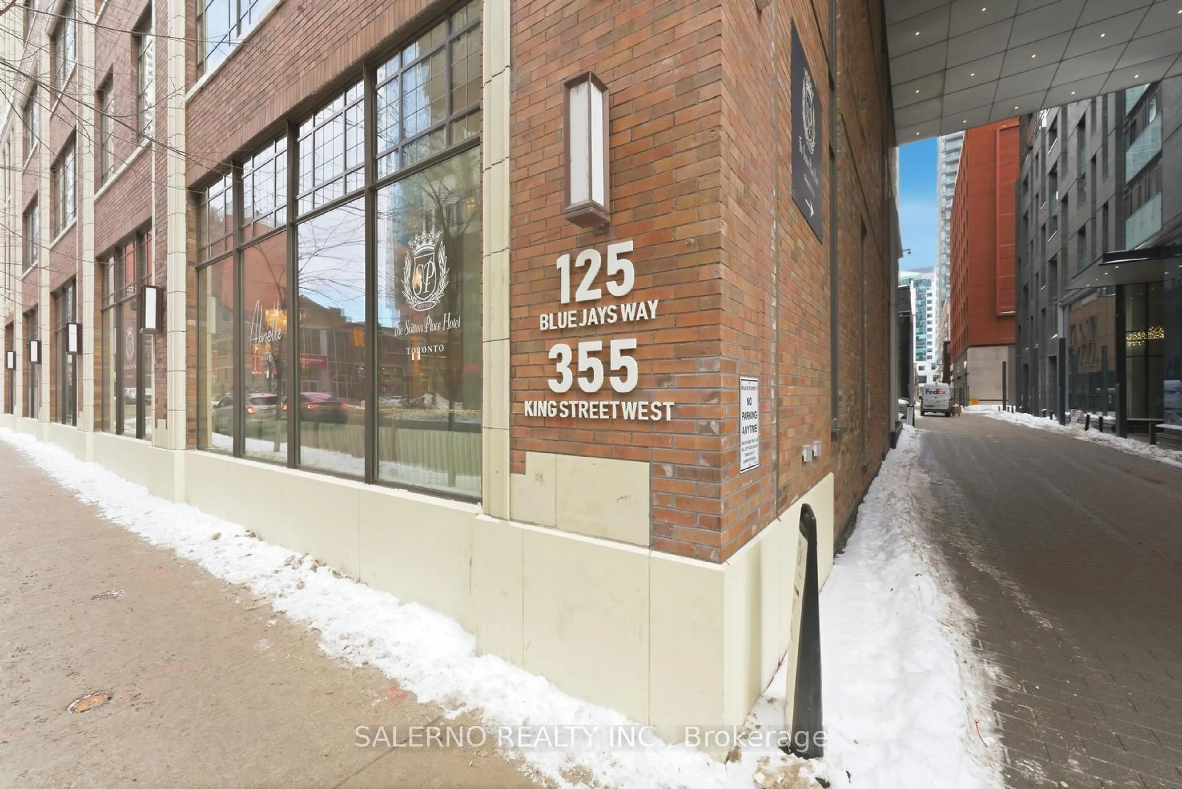 Indoor foyer for 125 Blue Jays Way #5503, Toronto Ontario M5V 0N5