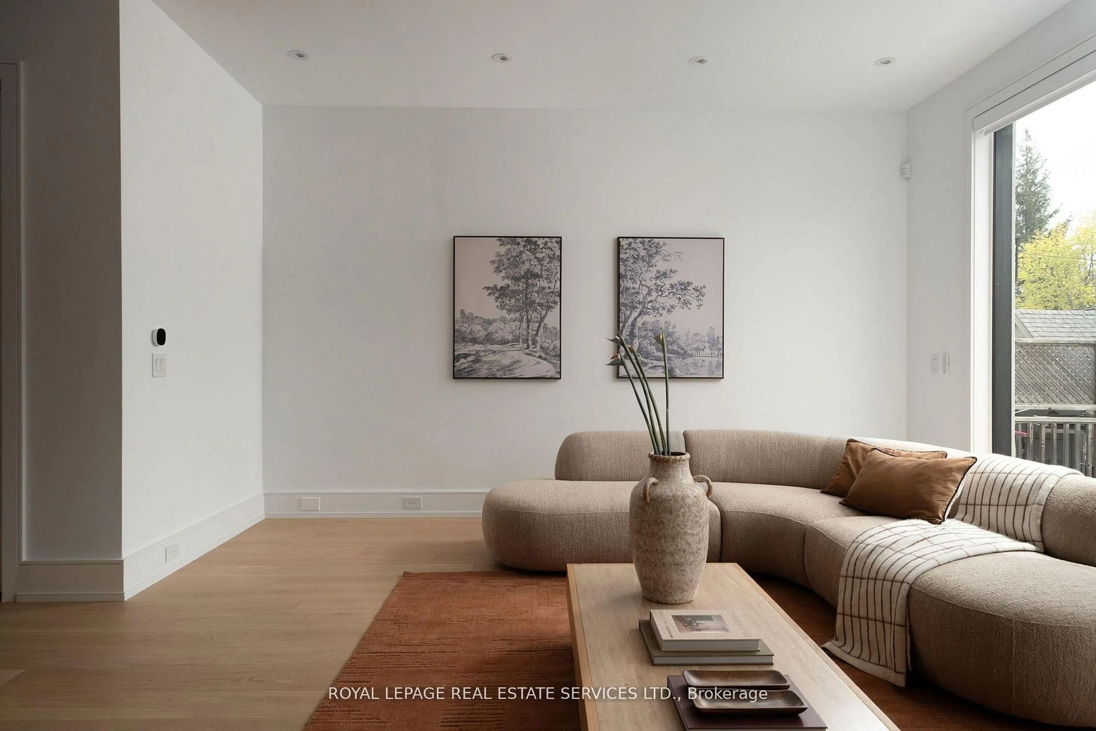 Living room with furniture, unknown for 237 Bedford Park Ave, Toronto Ontario M5M 1J4