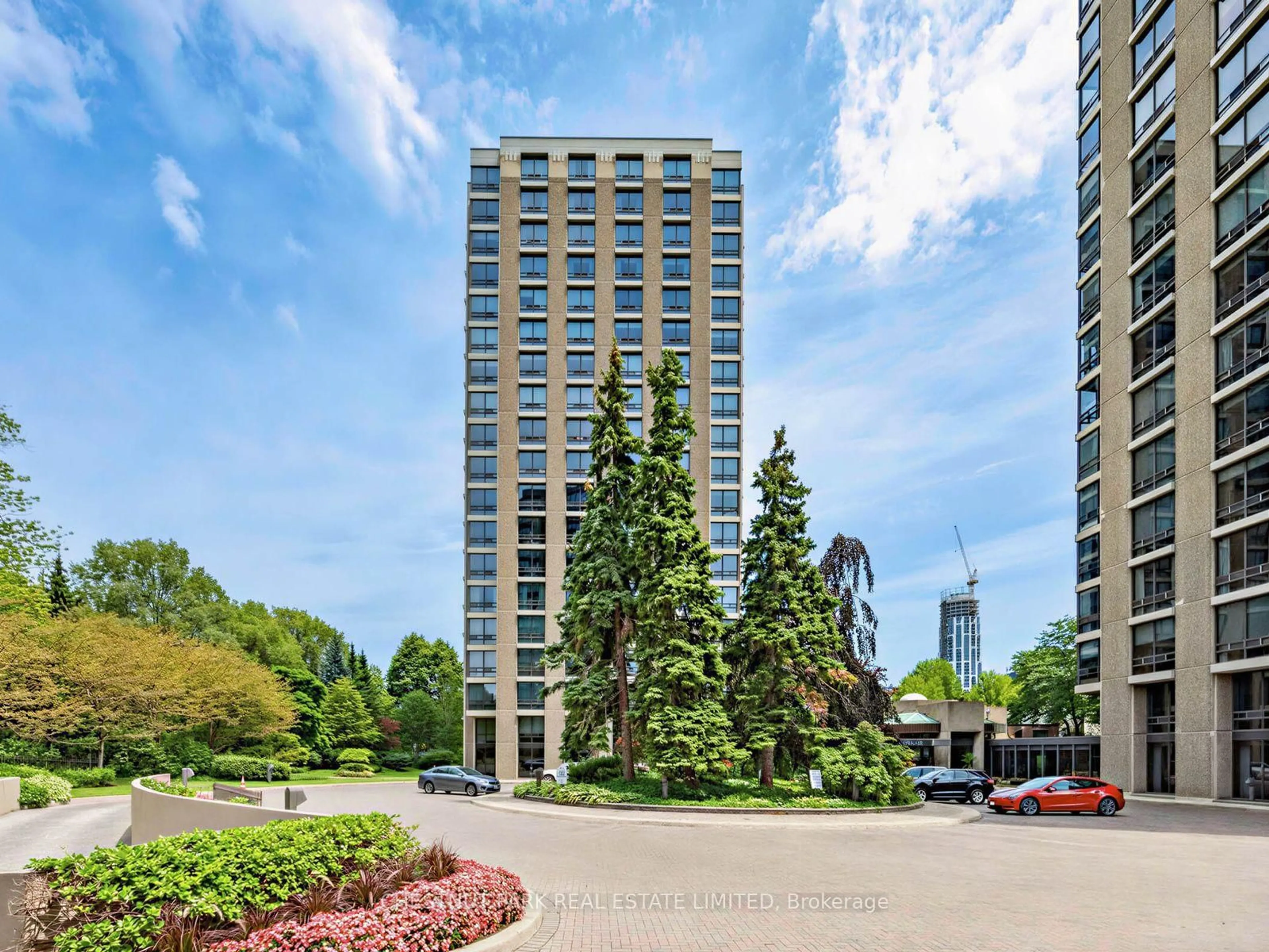 Indoor foyer for 625 Avenue Rd #304, Toronto Ontario M4V 2K7