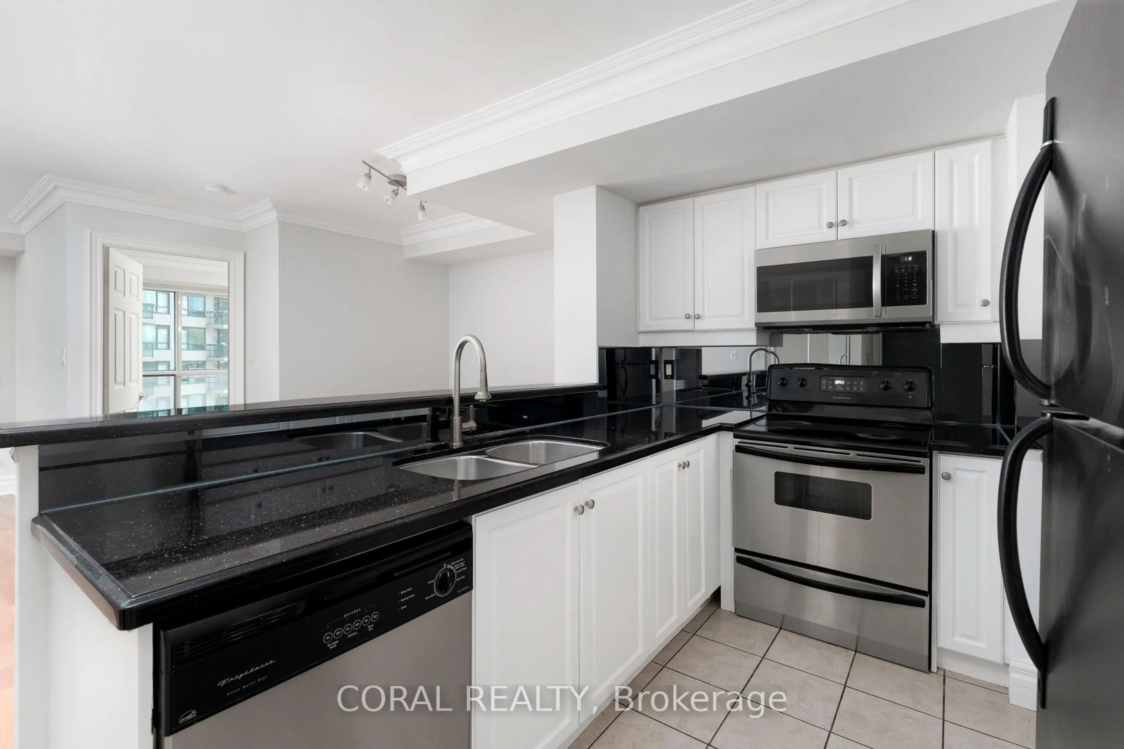Standard kitchen, ceramic/tile floor for 7 Lorraine Dr #509, Toronto Ontario M2N 7H2