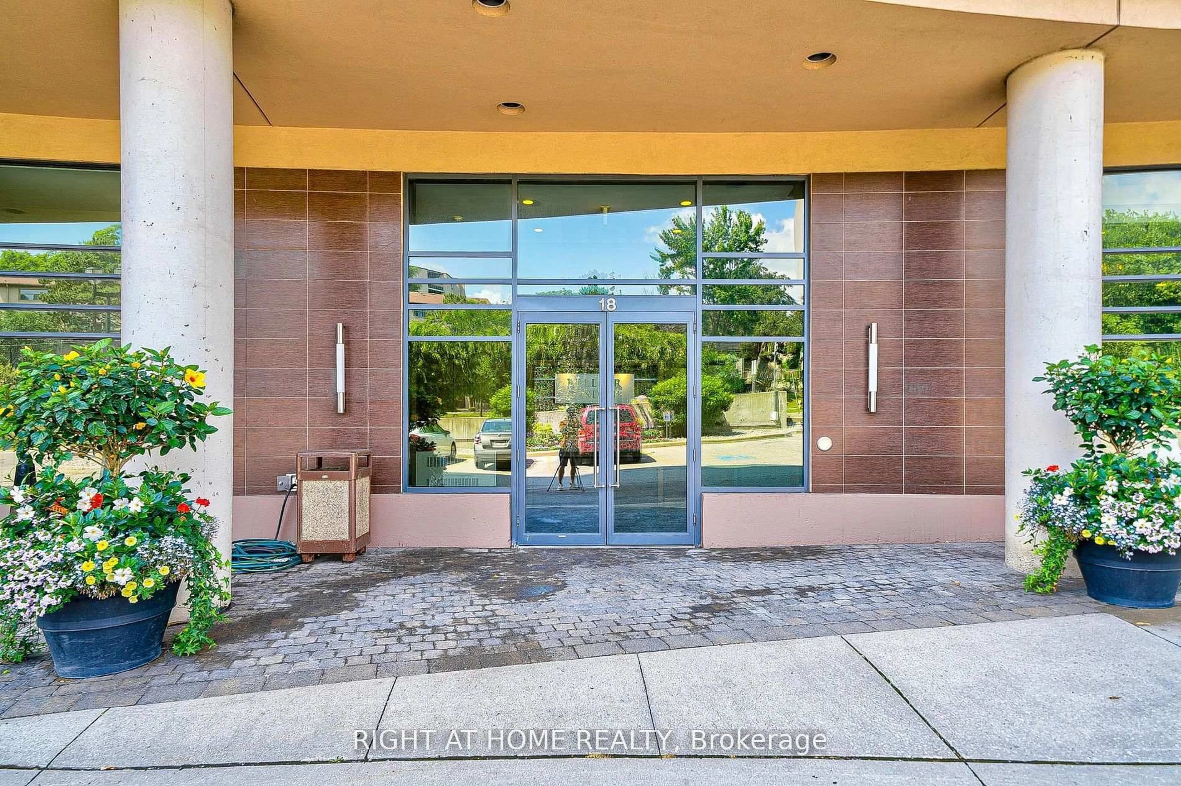 Indoor foyer for 18 Valley Woods Rd #813, Toronto Ontario M3A 0A1
