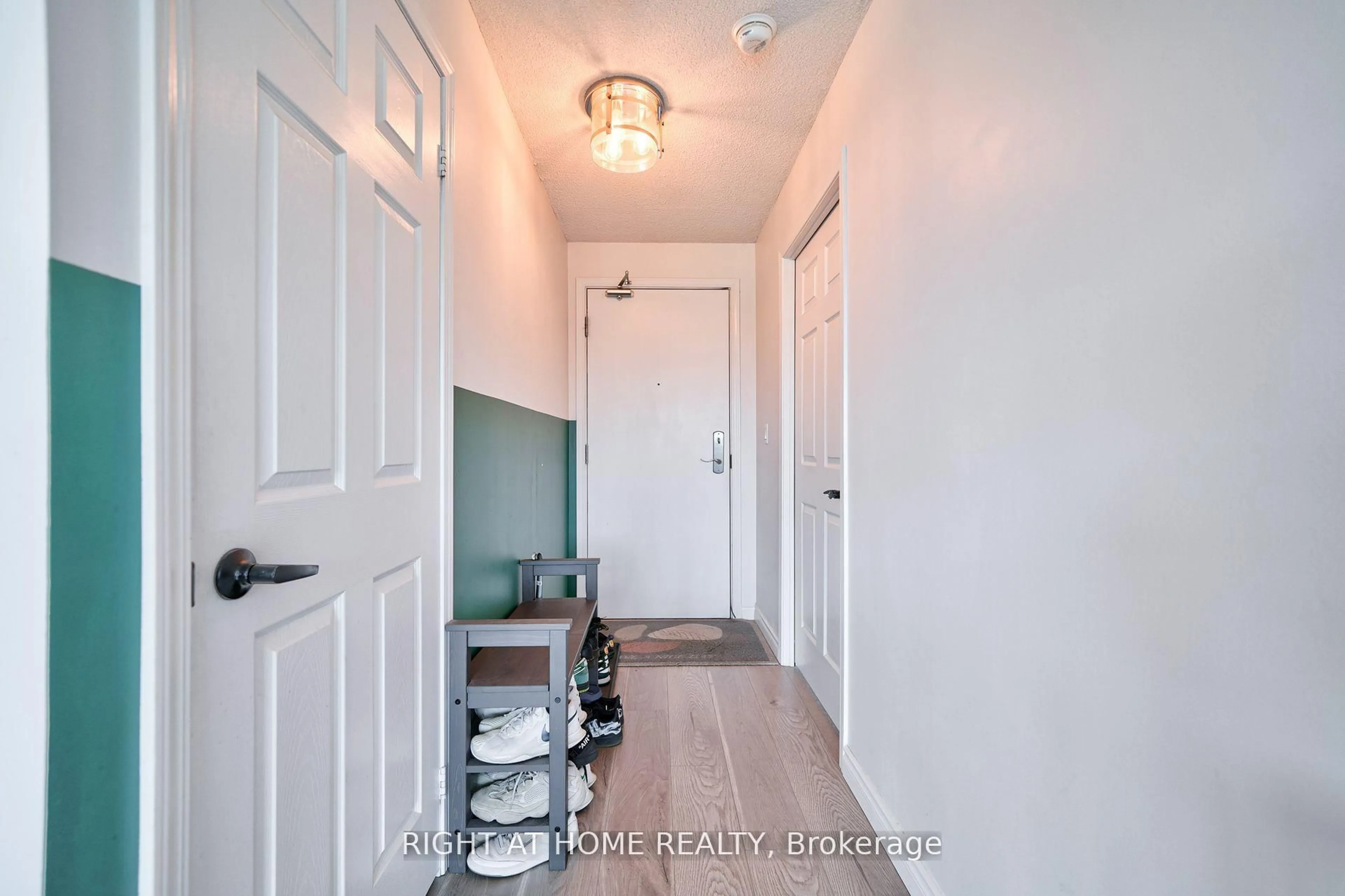 Indoor entryway for 18 Valley Woods Rd #813, Toronto Ontario M3A 0A1