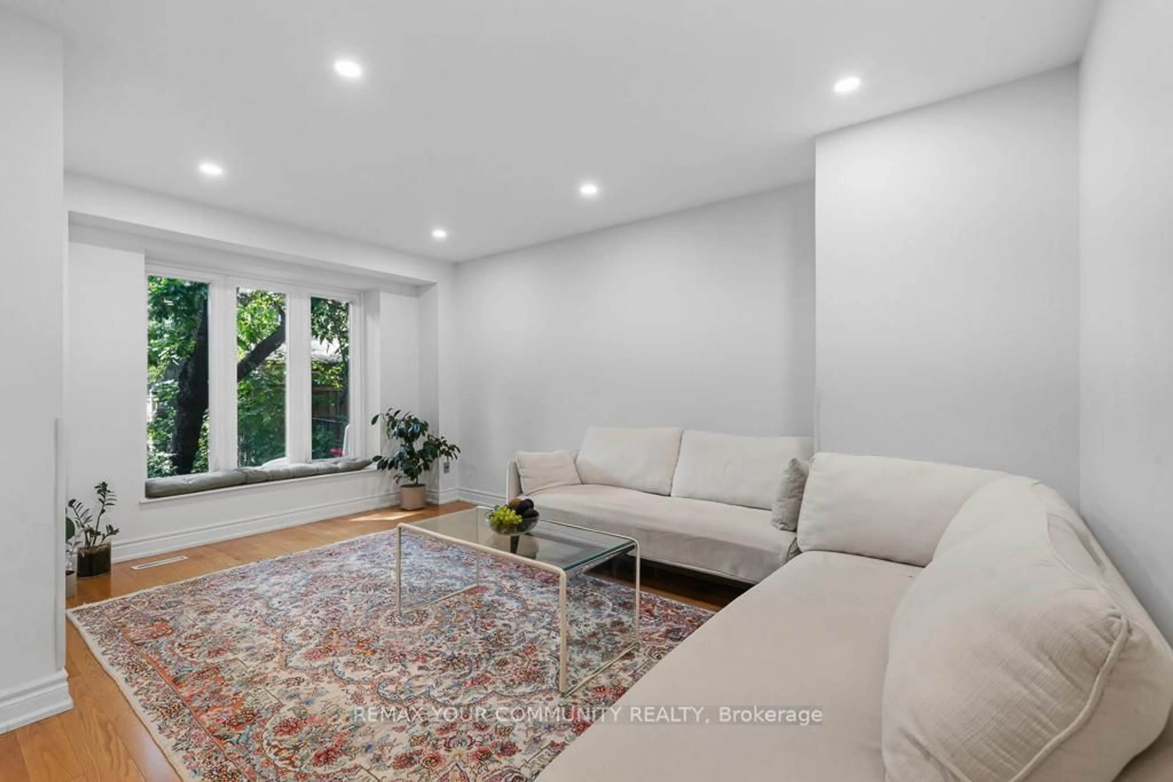 Living room with furniture, unknown for 15 Clematis Rd, Toronto Ontario M2J 4X1