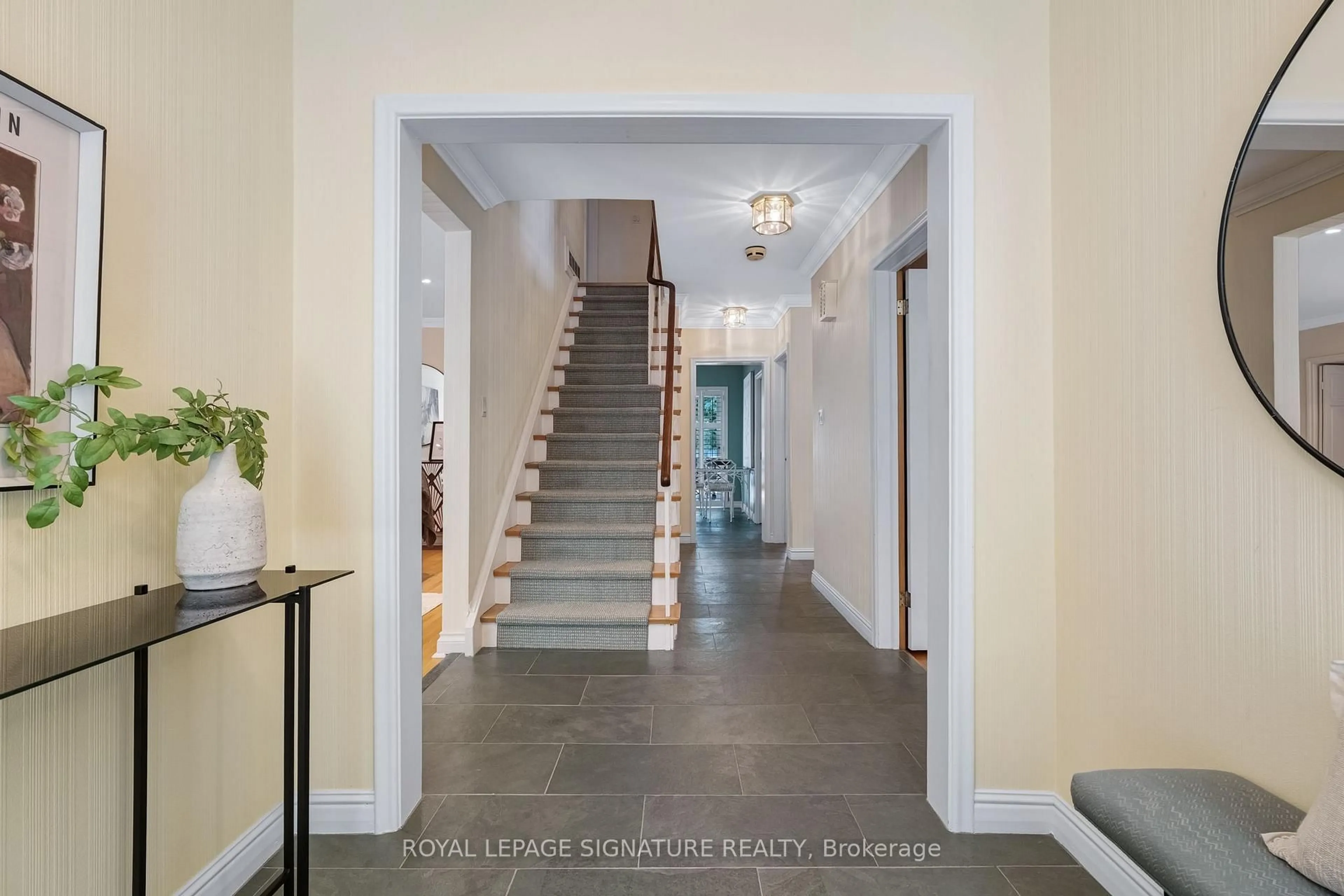 Indoor entryway for 122 Fenn Ave, Toronto Ontario M2P 1X6