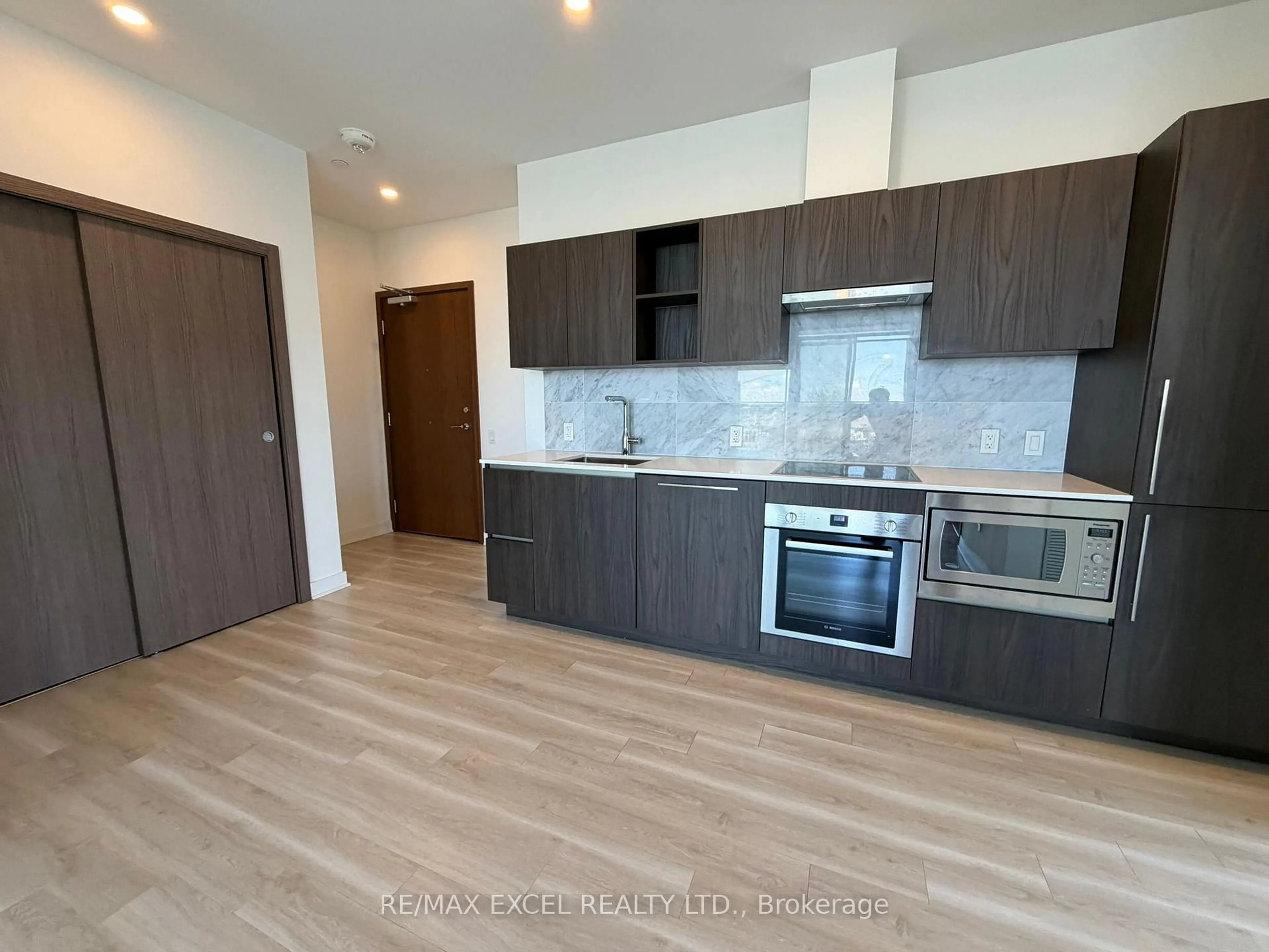 Open concept kitchen, wood/laminate floor for 17 Bathurst St #4606, Toronto Ontario M5V 0N1