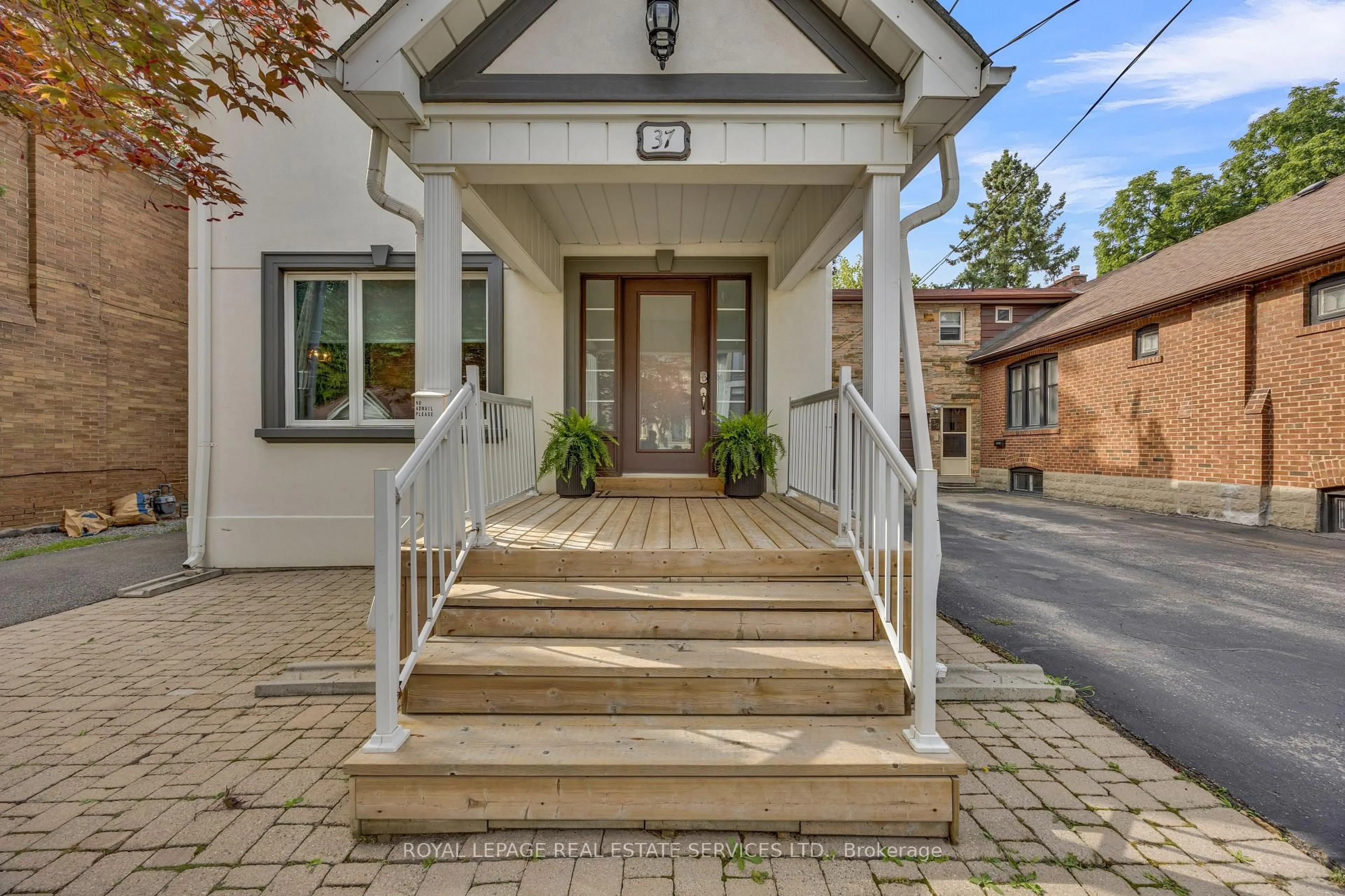 Indoor entryway for 37 Johnston Ave, Toronto Ontario M2N 1G9