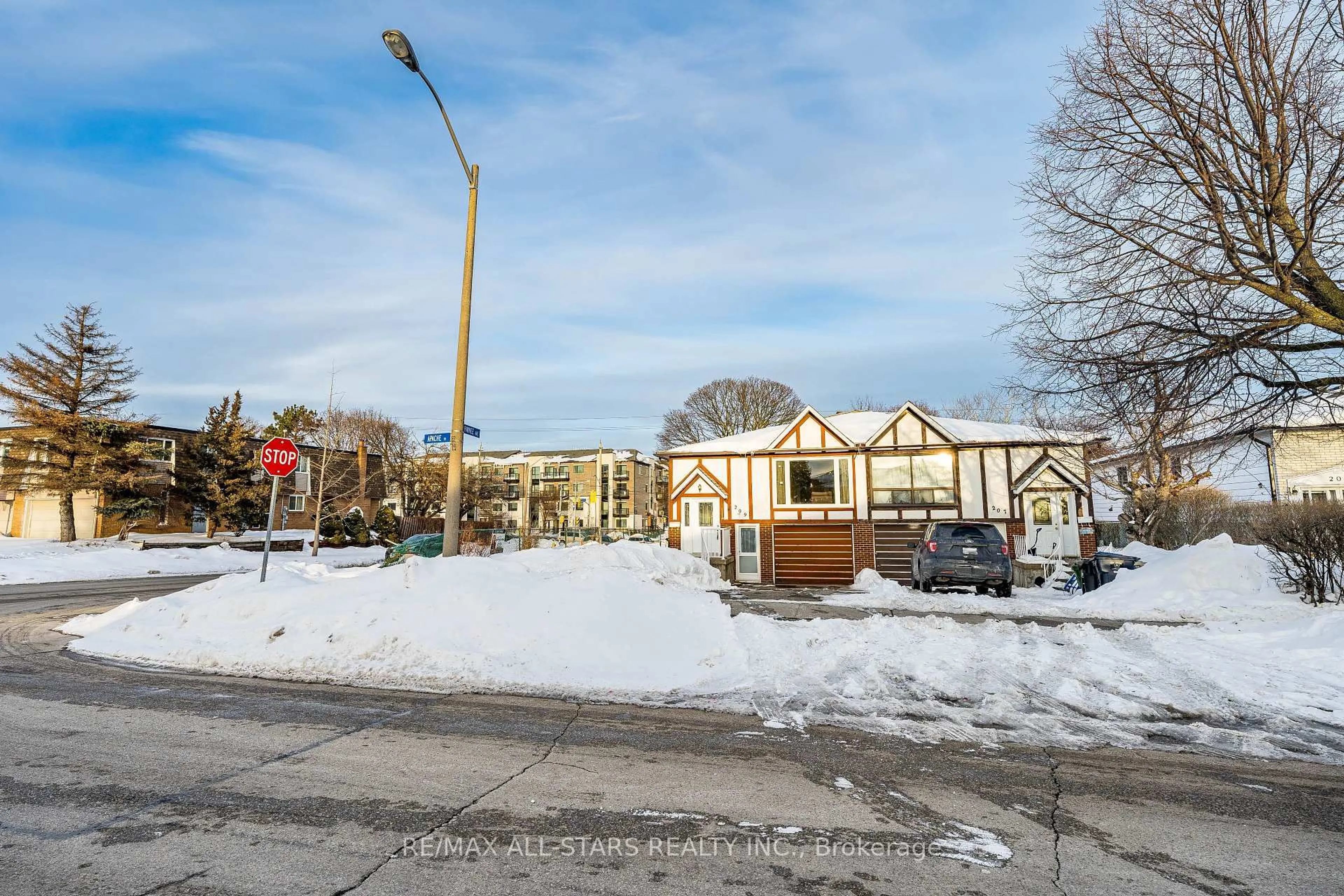 A pic from outside/outdoor area/front of a property/back of a property/a pic from drone, street for 209 Apache Tr, Toronto Ontario M2H 2J3