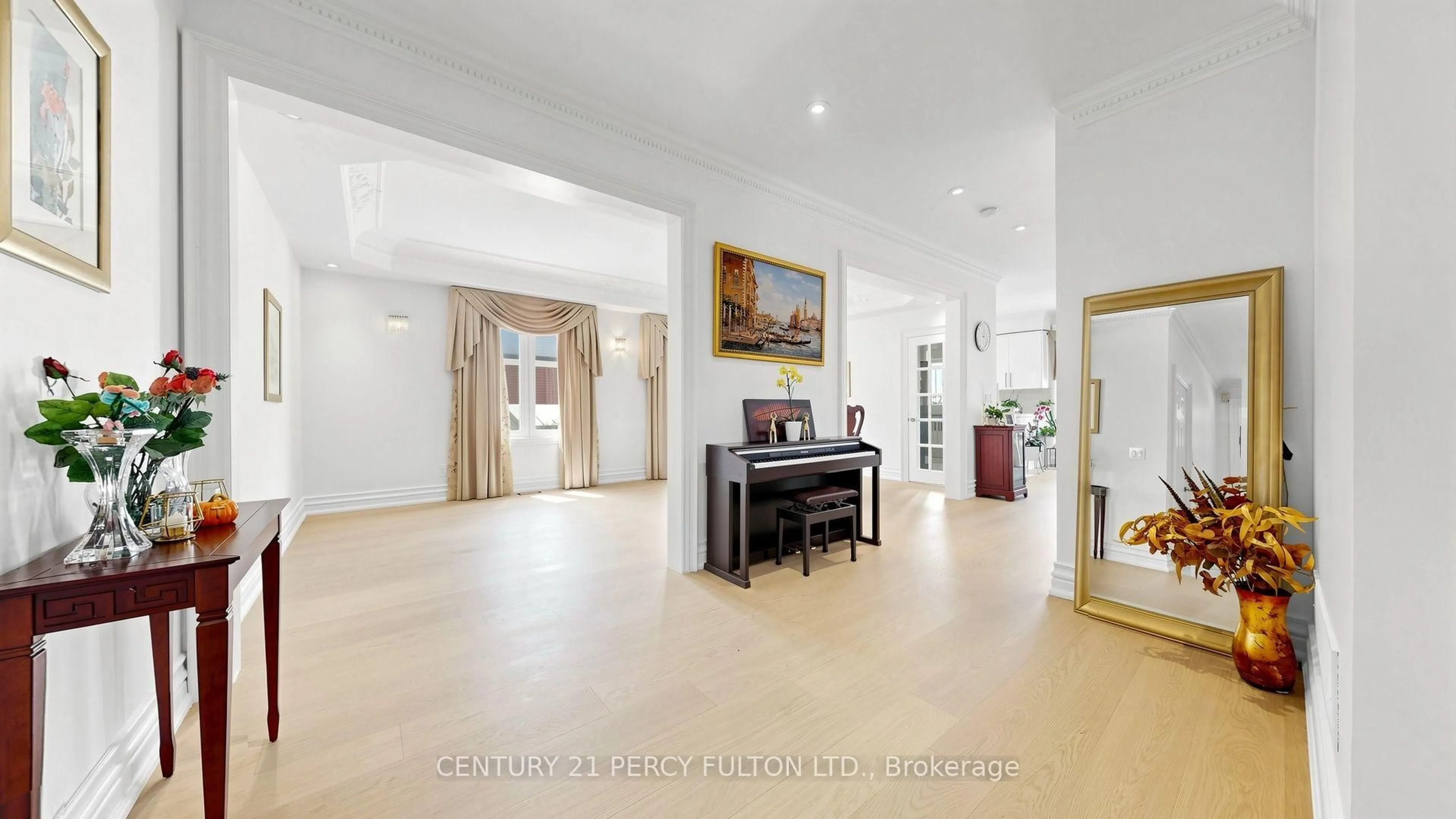 Indoor foyer for 372B Hounslow Ave, Toronto Ontario M2R 1H6